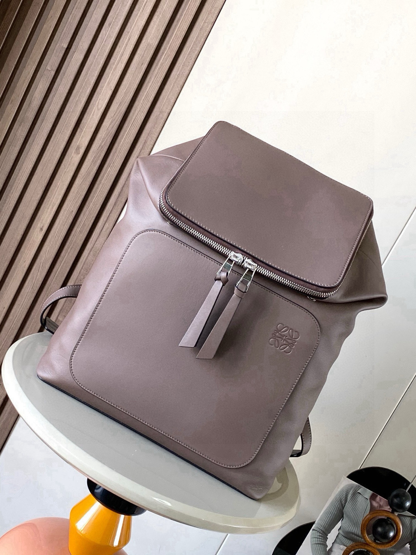 NO:676542,The latest Goya Backpack series is a new approach to backpacks. It is more user-friendly with customized calfskin textile lining and two-way zipper opening. The length of the strap can be adjusted by yourself. It is versatile and can be carried on the backpack, on one shoulder or by hand*  Modern design, the bag mouth can be opened, and the dual-purpose folding function greatly increases the usage capacity when opened. Selected soft grained calfskin, herringbone cotton canvas lining, internal zipper pocket and two patch pocket compartments. There are also zipper pockets on the side for personal belongings. It is super versatile and practical. The design is simple and chic, not exaggerated and super textured. It can be designed for daily commuting or short trips. It is both fashionable and practical. Unisex. The capacity can hold a 15-inch computer.  Size: 37cm～41cm～15CM Style number 9065 Color taupe, Loewe, loewe, backpacks, cowhide19860909最新Goya Backpack系列双肩书包背包全新做法 更为人性化定制小牛皮纺织内衬 ,双向拉链开合 背带可自行调节长短 用途广泛,双肩背、单肩背或手提携带* 现代化设计,袋口可打开,收起的两用双重功能打开后大大增加使用容量精选柔软颗粒纹小牛皮人字形的棉帆布衬里,内部拉链口袋与两个贴袋隔层侧面还有放随身物品的拉链口袋,超百搭实用,设计属于是简约别致,不浮夸超级有质感 der,日常通勤还是短途旅行都可以设计时尚及实用性并存男女通用 容量可放 15寸电脑 尺寸:37cm～41cm～15CＭ 款号9065 颜色灰褐色,罗意威,loewe,backpacks,cowhide,Bag