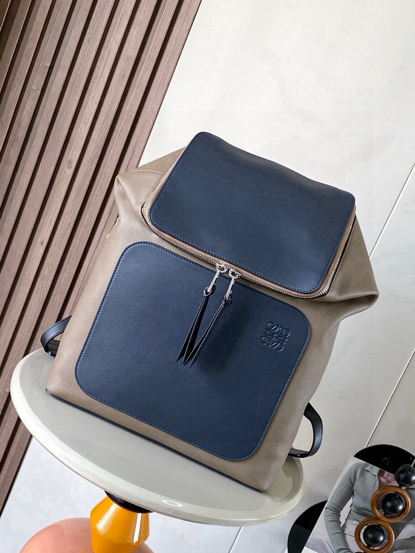 NO:676544,The latest Goya Backpack series is a new way of backpacking. It is more user-friendly with customized calfskin textile lining and two-way zipper opening. The length of the strap can be adjusted by yourself. It is widely used for backpack, single shoulder or hand carry*  Modern design, the bag mouth can be opened, and the dual-purpose folding function greatly increases the usage capacity when opened. Selected soft grained calfskin, herringbone cotton canvas lining, internal zipper pocket and two patch pocket compartments. There are also zipper pockets on the side for personal belongings. It is super versatile and practical. The design is simple, chic, not exaggerated, and super textured. It can be designed for daily commuting or short trips. It is both fashionable and practical. Unisex. Capacity can hold a 15-inch computer.  Size: 37cm～41cm～15CM Style number 9065 Color brown dark blue, Loewe, loewe, backpacks, cowhide19860909最新Goya Backpack系列双肩书包背包全新做法 更为人性化定制小牛皮纺织内衬 ,双向拉链开合 背带可自行调节长短 用途广泛双肩背、单肩背或手提携带* 现代化设计,袋口可打开,收起的两用双重功能打开后大大增加使用容量精选柔软颗粒纹小牛皮人字形的棉帆布衬里,内部拉链口袋与两个贴袋隔层侧面还有放随身物品的拉链口袋,超百搭实用,设计属于是简约别致不浮夸超级有质感 der,日常通勤还是短途旅行都可以设计时尚及实用性并存男女通用 容量可放 15寸电脑 尺寸:37cm～41cm～15CＭ 款号9065 颜色褐色暗蓝,罗意威,loewe,backpacks,cowhide,Bag