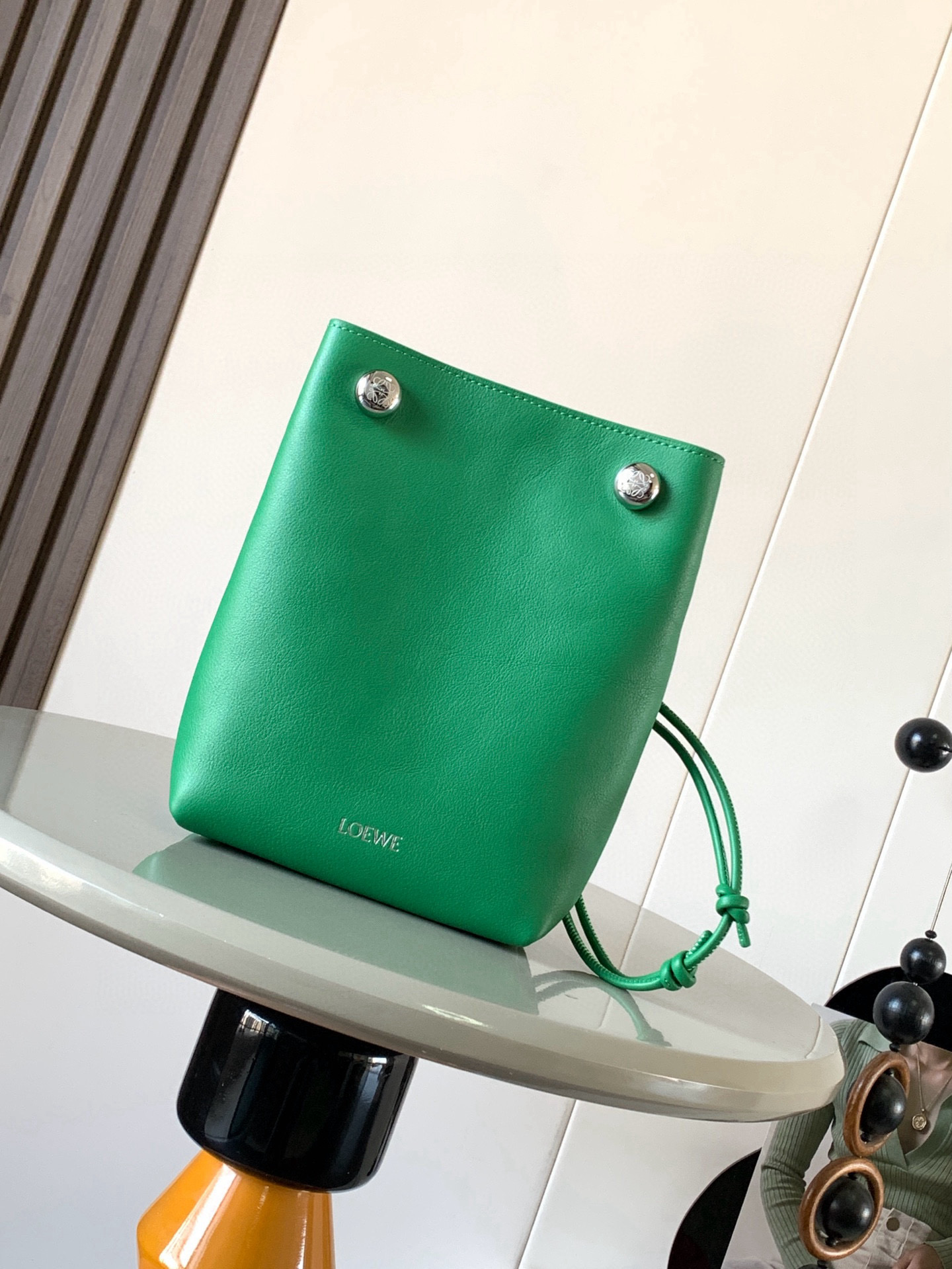 NO:676553,New Smooth Cow Leather Pebble Pouch Smooth cow leather pouch, with folding structure, tubular shoulder straps and double signature Anagram Pebble Although it looks small, it actually has a huge capacity!  It can hold daily necessities and looks very light. It is made of calfskin and feels super soft and elastic. It has good wear resistance and is very light. The lining is suede cow leather and the texture is up up~ Adjustable shoulder strap, 63 cm - 123 cm long * Inner pocket * Leather lining * LOEWE hot stamping, engraved Anagram logo Color evergreen Size 17cm～7cm～21.5cm  Style number 9092, Loewe, loewe, loewe, cowhide19860909新品光滑牛皮革 Pebble小袋光滑牛皮革小袋,采用折叠结构、管状肩带和双重标志性Anagram Pebble别看它外观小巧,其实容量超级大！日常必需品都能装下,而且看起来也很轻便.小牛皮材质,摸起来超级柔软Q弹.耐磨性很好自重超轻,内衬是绒面牛皮革,质感up up~可调节肩带,63厘米﹣123厘米长＊内袋＊皮革衬里* LOEWE 烫金,镌刻 Anagram 标志 颜色常青绿 尺寸17cm～7cm～21.5cm 款号9092,罗意威,loewe,loewe,cowhide,Bag