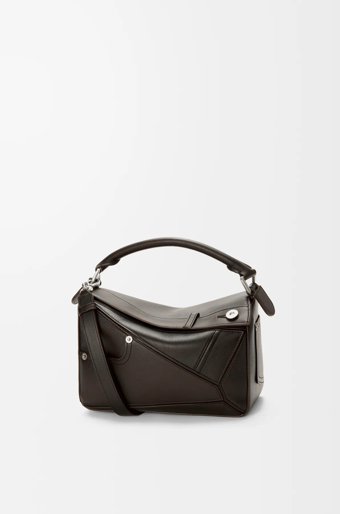 NO:676566,Small glossy cow leather Panta Puzzle handbag Puzzle uses unique geometric lines to outline a rectangular shape. This small version is made of glossy cowhide and decorated with denim trousers style details. Geometric bag 24CMPuzzle handbag imported calfskin plain texture Luojia's popular geometric bag Puzzle handbag is creative director Jonathan Anderson (Jonathan Anderson) for L0EWE  The first handbag launched, the rectangular shape and precise cutting techniques create the unique geometric lines of the Puzzle. This small version is made from soft grained cow leather.  Color: antique brown,loewe,loewe,loewe,wallets,cowhide19860909小号亮面牛皮革 Panta Puzzle 手袋Puzzle 以别具一格的几何线条勾勒长方体造型此小号版本采用亮面牛皮革制成,饰有单宁布长裤风格细节.几何包24CMPuzzle手袋原厂进口小牛皮平纹 罗家爆款几何包Puzzle 手袋是创意总监乔纳森·安德森（ Jonathan Anderson）为 L0EWE 推出的首款手提包长方体形状和精确的切割技术创造了 Puzzle 独特的几何线条这个小尺寸版本采用柔软粒面牛皮革制成＊小号 Puzzle 可以容纳例如一只大号钱包、所有尺寸的手机和太阳镜斜、肩背、手拿或顶部提手携带＊可拆卸 尺寸24CM～16CM～10CM 款号9109 颜色仿古棕,罗意威,loewe,loewe,wallets,cowhide,Bag