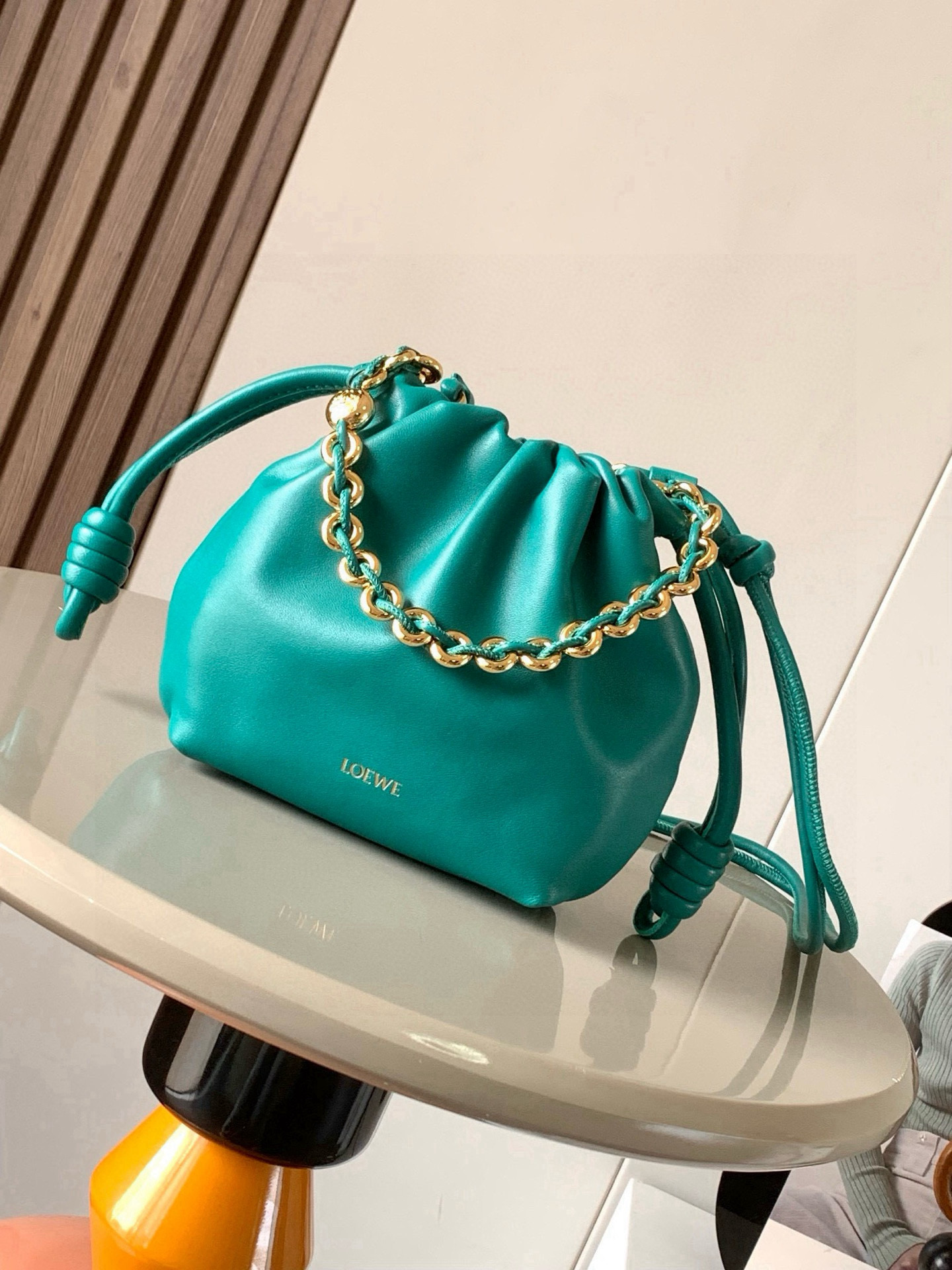 NO:676570,[Celebrity Style] Mini Nappa Lamb Leather Flamenco Purse New Clutch Flamenco Purse handbag features pleated design on the side with key details such as the iconic rope knot. The style is fashionable and versatile and can be carried as a clutch bag, or can be worn on the shoulder with a donut chain or worn cross-body with a leather shoulder strap. This version is made of soft nappa sheep leather. * Can be carried on the shoulder, cross-body or handheld * Detachable and adjustable leather shoulder strap * Detachable donut chain decorated with Anagram  Engraved pebble pattern＊Low-key magnetic buckle closure＊Suede lining＊L0EWE hot stamping or hot silver Style No. 9058 Size 23cm～17cm～5.5cm Color emerald green, Loewe, loewe, handbag, sheepskin19860909【明星同款】迷你纳帕羊皮革 Flamenco Purse 新款手拿包Flamenco Purse 手袋采用褶皱设计侧面搭配标志性绳结等关键细节.款式时尚百搭可作为手拿包携带,亦可搭配甜甜圈链条肩背或搭配皮革肩带斜挎.此版本采用柔软纳帕羊皮革制成.＊可肩背、斜挎或手提＊可拆卸可调节皮革肩带＊可拆卸甜甜圈链条饰有 Anagram 镌刻卵石纹＊低调的磁扣开合＊绒面革衬里＊ L0EWE 烫金或烫银 款号9058 尺寸23cm～17cm～5.5cm 颜色翡翠绿,罗意威,loewe,handbag,sheepskin,Bag