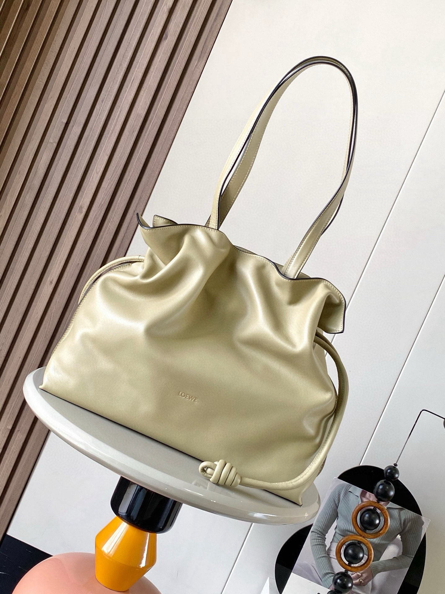 NO:676567,New lucky bag 38CM large nappa cow leather Flamenco clutch bag. The Flamenco clutch bag released in the 1880s is tightened with a drawstring and tied with the iconic coiled knot. This large version is made of nappa cow leather. It can hold A4 paper size documents and computers for daily commuting. Both men and women * Can be carried on the shoulder. Cow leather top handle * Magnetic buckle closure Anag ram embossing Size 38cm ~ 29cm ~ 14cm  Style No. 9084 Color Clay Green, Loewe, loewe, handbag, cowhide19860909新款福袋38CM大号纳帕牛皮革Flamenco手拿包十九世纪八十年代发布的 Flamenco 手拿包采用拉绳收紧,并打上标志性的盘绕结此大号版本采用纳帕牛皮革制成可放 A4纸大小文件、电脑满足日常通勤 男女皆＊可肩背牛皮革顶部提手＊磁扣开合Anag ram 压纹 尺寸38cm～29cm～14cm 款号9084 颜色黏土绿,罗意威,loewe,handbag,cowhide,Bag