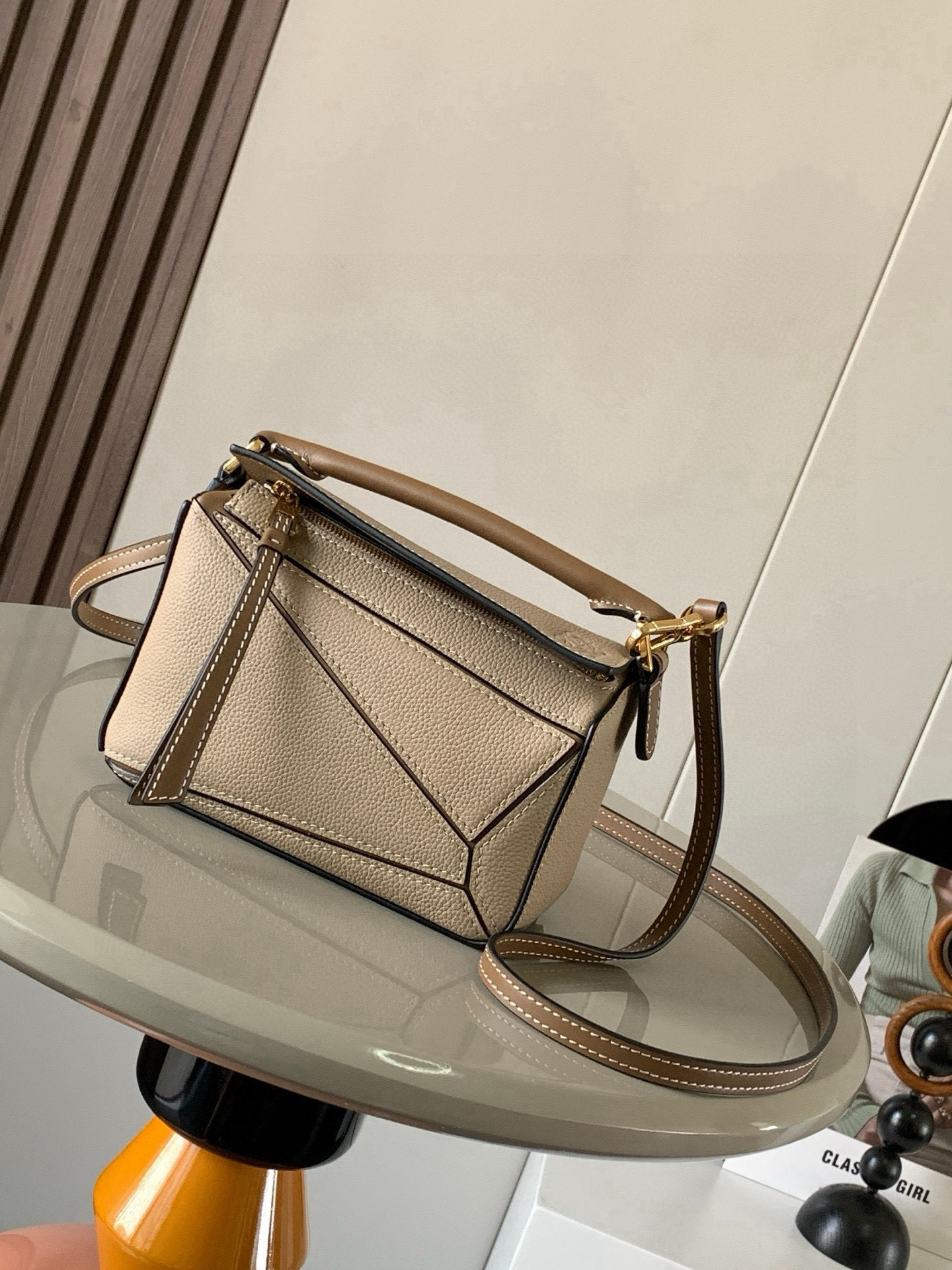 NO:670932,The popular geometric bag mini 18CM original imported Napa calfskin Puzzle handbag is the creative director of Jonathan.  Anderson's first handbag for L0EWE The cuboid shape and precise cutting techniques create the unique geometric lines of the Puzzle. This mini version is crafted from classic cowhide leather The Mini Puzzle  It can accommodate, for example, a small vertical wallet, mobile phones of most sizes (up to 6.1 inches) and sunglasses cases to be carried across the body, on the shoulder, in the hand or by the top handle. The detachable shoulder strap almost ignores the weight of the bag itself, making it practical for carrying mobile phones, small wallets, lipsticks and powders when going out, without any sense of cumbersomeness, and a relaxed and happy life starts from now on (the xs and plus you are most concerned about are all OK). Size 18～12.5～8CM Style No. 9016  Color khaki with leather, Loewe, loewe, wallets, cowhide19860909爆款几何包迷你18CM原厂进口纳帕小牛皮Puzzle手袋是创意总监乔纳森．安德森为 L0EWE 推出的首款手提包长方体形状和精确的切割技术创造了 Puzzle 独特的几何线条.这个迷你版本采用经典牛皮革制成迷你 Puzzle 可以容纳例如一只小号垂直钱包、大多数尺寸的手机（最大6.1英寸）和太阳镜盒斜挎、肩背、手拿或顶部提手携带.可拆卸肩带包包自身重量几乎忽略,炒鸡实用,出门装手机小钱包口红粉饼,毫无累赘感,轻松愉快人生从此开启(你们最关心的xs,plus都ok哈） 尺寸18～12.5～8CM 款号9016 颜色卡其配皮,罗意威,loewe,wallets,cowhide,Bag