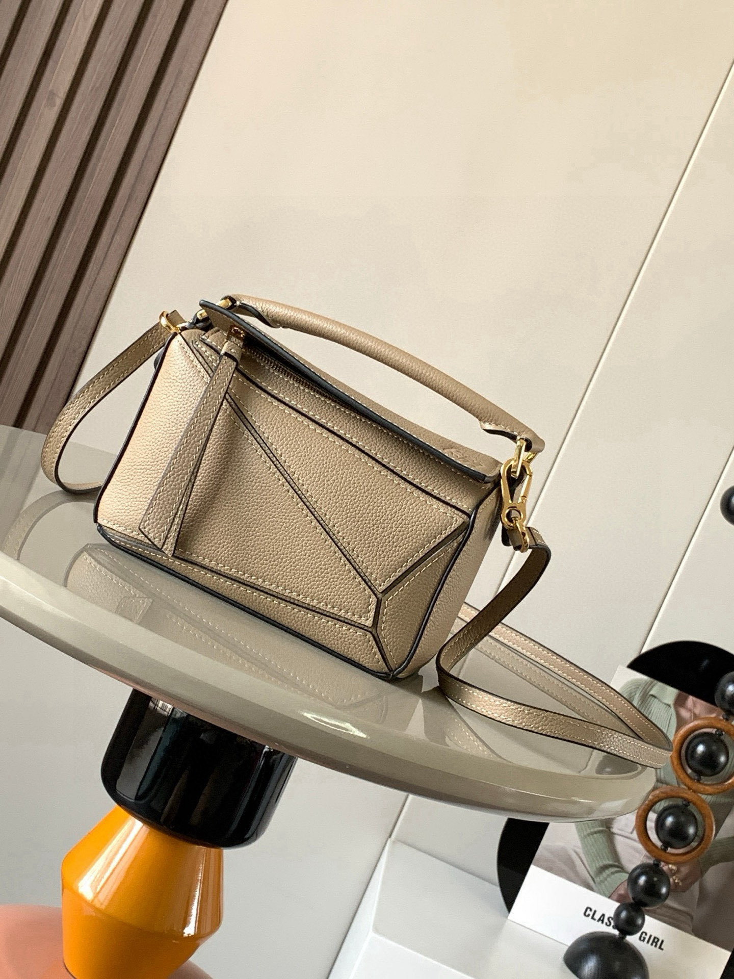 NO:676579,The popular geometric bag mini 18CM original imported Napa calfskin Puzzle handbag is the creative director of Jonathan.  Anderson's first handbag for L0EWE The cuboid shape and precise cutting techniques create the unique geometric lines of the Puzzle. This mini version is crafted from classic cowhide leather The Mini Puzzle  It can accommodate, for example, a small vertical wallet, mobile phones of most sizes (up to 6.1 inches) and sunglasses cases to be carried across the body, on the shoulder, in the hand or by the top handle. The detachable shoulder strap almost ignores the weight of the bag itself, making it practical for carrying mobile phones, small wallets, lipsticks and powders when going out, without any sense of cumbersomeness, and a relaxed and happy life starts from now on (the xs and plus you are most concerned about are all OK). Size 18～12.5～8CM Style No. 9016  The color is all lychee, Loewe, loewe, wallets, cowhide19860909爆款几何包迷你18CM原厂进口纳帕小牛皮Puzzle手袋是创意总监乔纳森．安德森为 L0EWE 推出的首款手提包长方体形状和精确的切割技术创造了 Puzzle 独特的几何线条.这个迷你版本采用经典牛皮革制成迷你 Puzzle 可以容纳例如一只小号垂直钱包、大多数尺寸的手机（最大6.1英寸）和太阳镜盒斜挎、肩背、手拿或顶部提手携带.可拆卸肩带包包自身重量几乎忽略,炒鸡实用,出门装手机小钱包口红粉饼,毫无累赘感,轻松愉快人生从此开启(你们最关心的xs,plus都ok哈） 尺寸18～12.5～8CM 款号9016 颜色全荔沙色,罗意威,loewe,wallets,cowhide,Bag