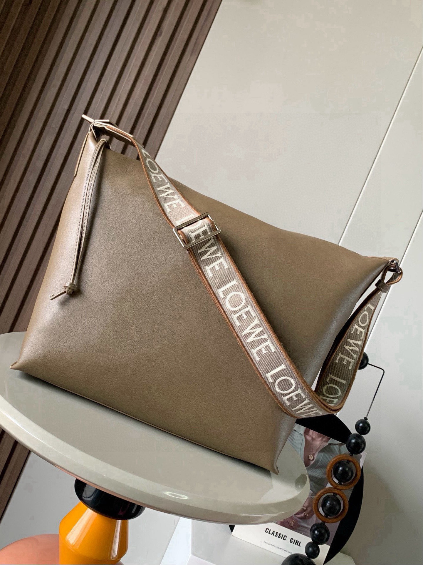 NO:670938,The Cubi crossbody bag makes a stunning appearance. This time, the Cubi is released. It is really surprising. It is equipped with a jacquard adjustable shoulder strap that feels soft on the skin, has a large capacity and is highly functional. It can be worn on one shoulder and under the armpit, and can be used as a gym bag. It is also a luggage bag for short trips. It is also very popular. The Cubi is really a good bag with very high overall quality.  The crossbody bag is a spacious and soft handbag that can easily adapt to the body shape. This version is made of soft and smooth cow leather with a jacquard shoulder strap. It can be worn cross-body or on the shoulder. Adjustable shoulder strap. Zipper closure with cow leather zipper puller. Internal slip pocket. Can hold a 13-inch laptop. Size 44～30～18CM. Style No. 9010. Color: winter brown, Loewe, loewe, satchels, crossbody bags, cowhide19860909Cubi斜挎包惊艳亮相这次出了Cubi 真是让人惊喜配有提花可调节肩带手感亲肤柔和容量大功能性强 可以单肩腋下斜挎 可当健身包使用作为短途旅行的行李袋也是非常出圈、出片的真的是一只综合素质非常高的好包包Cubi 斜挎包是一款宽敞且柔软的手袋,可轻松适应体形此版本采用柔软光滑的牛皮革制成,搭配提花肩带.斜挎或肩背.可调节肩带.拉链开合带牛皮革拉链头.内部插袋.可放13寸笔记本电脑 尺寸44～30～18CM 款号9010 颜色冬季棕,罗意威,loewe,satchels,crossbody bags,cowhide,Bag