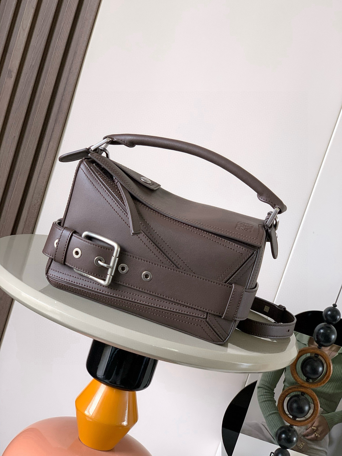 NO:676584,Small Puzzle Biker Bag Puzzle in glossy calfskin outlines a cuboid shape with distinctive geometric lines. This small version is made of glossy calfskin with biker-inspired details * Can be worn on the shoulder, crossbody or by hand * Detachable and adjustable shoulder strap * Zip fastening in cowhide leather zipper pull * One exterior zipped rear pocket and one interior slip pocket * Herringbone cotton canvas lining * Anagram embossed  Size 24CM～16.5CM～10.5CM Style No. 9151 Color brown, Loewe, loewe, cowhide19860909小号亮面牛皮革 Puzzle Biker手袋Puzzle 以别具一格的几何线条勾勒长方体造型此小号版本采用亮面牛皮革制成饰有摩托车骑士风格细节*可肩背、斜挎或手提*可拆卸可调节肩带*拉链开合牛皮革拉链头*一个外部拉链后袋一个内部插袋*人字纹棉质帆布衬里 *Anagram 压纹 尺寸24CM～16.5CM～10.5CM 款号9151 颜色棕色,罗意威,loewe,cowhide,Bag