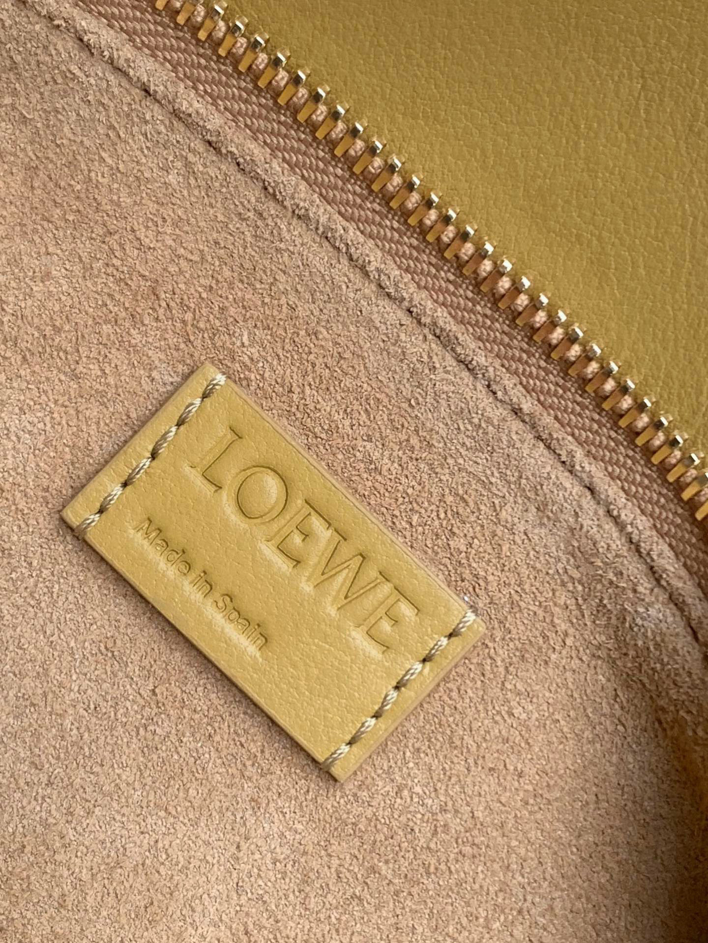 Loewe 新款 小号柔软牛皮革Puzzle
