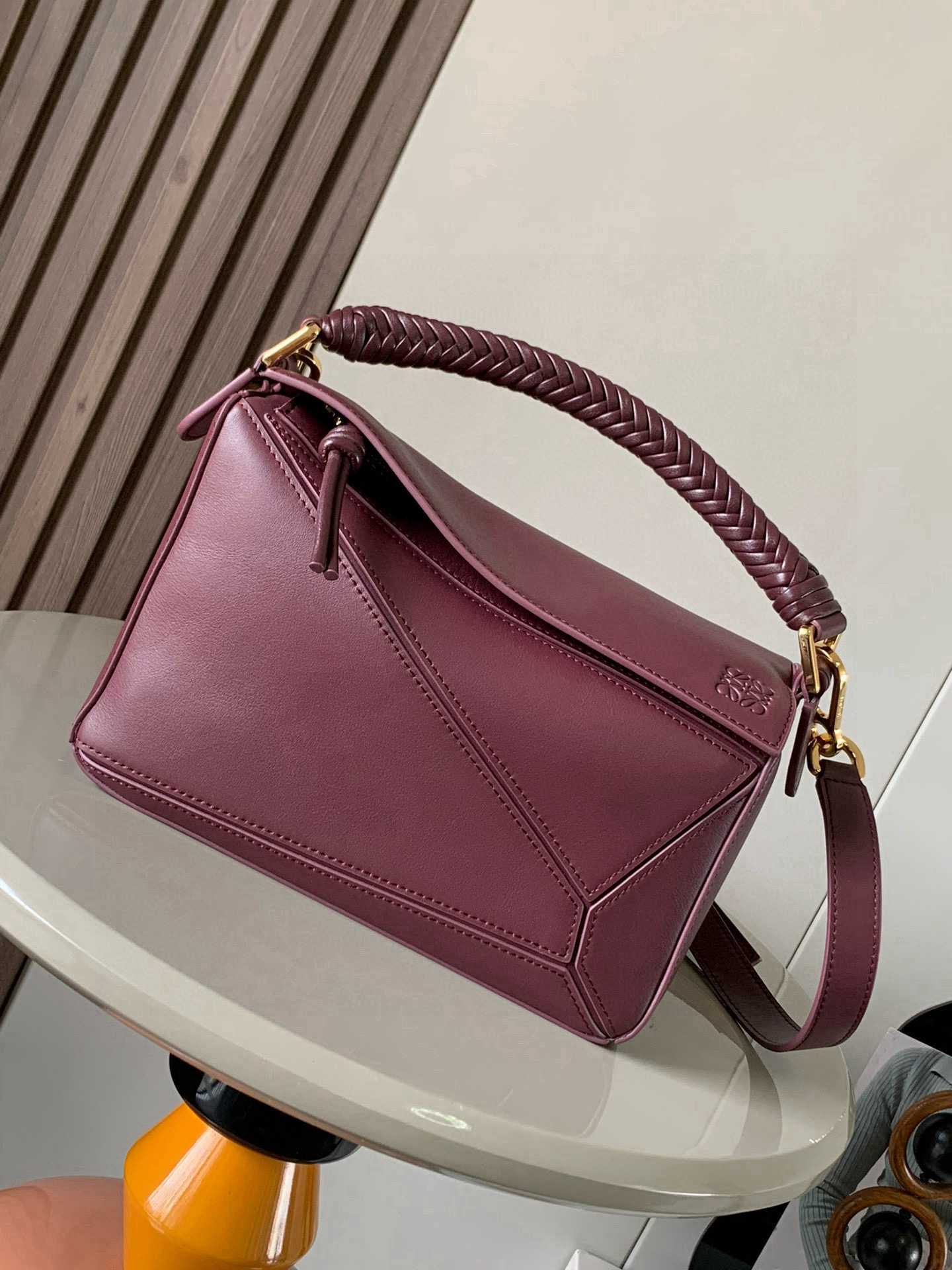 NO:670930,The new small Puzzle handbag in soft calfskin is the product of creative director Jonathan.  The first handbag launched by Jonathan Anderson, the cuboid shape and precise cutting techniques create the unique geometric lines of the Puzzle. This small version is made of soft calf leather with a unique woven top handle. *This small Puzzle  Bag can hold, for example, a large wallet All sizes of mobile phones and sunglasses Can be worn on the shoulder, cross-body, hand or hand Detachable and adjustable shoulder strap *Zip closure Calf leather zipper puller External zippered back pocket and an internal slip pocket *Can be customized with shoulder straps and personalized charms  Color Burgundy Red, Loewe, loewe, wallets, cowhide19860909新款小号柔软牛皮革Puzzle 手袋是创意总监乔纳森．安德森( Jonathan Anderson）推出的首款手提包长方体形状和精确的切割技术创造了 Puzzle 独特的几何线条此小号版本采用柔软牛皮革制成搭配独特的编织手提.＊这款小号 Puzzle 手袋可容纳例如一只大号钱包所有尺寸的手机和太阳镜可肩背、斜挎、手提或手拿可拆卸可调节肩带＊拉链开合牛皮革拉链头外部拉链后袋和一个内部插袋＊可以使用肩带和个性化挂饰进行定制＊绒面革衬里＊ Anagram 压纹 尺寸24cm～10.5cm～16.5cm 款号9064 颜色勃良地红,罗意威,loewe,wallets,cowhide,Bag