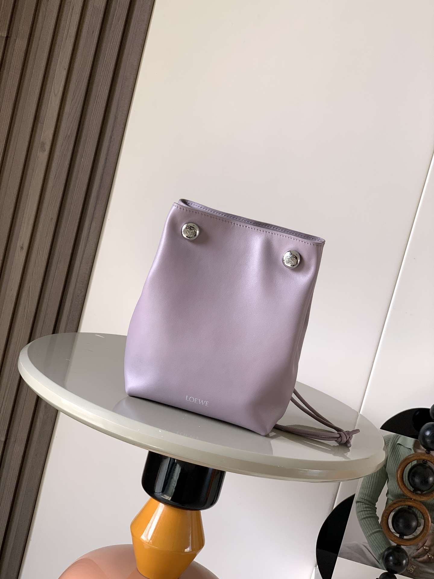 NO:670940,New Smooth Cow Leather Pebble Pouch Smooth cow leather pouch, with folding structure, tubular shoulder straps and double signature Anagram Pebble Although it looks small, it actually has a huge capacity!  It can hold daily necessities and looks very light. Made of calfskin, it feels super soft and elastic. It has good wear resistance and is very light. The lining is suede cow leather and the texture is up up~ Adjustable shoulder strap, 63cm - 123cm long * Inner pocket * Leather lining * LOEWE hot stamping, engraved Anagram logo Color gray purple Size 17cm～7cm～21.5cm  Style number 9092, Loewe, loewe, loewe, cowhide19860909新品光滑牛皮革 Pebble小袋光滑牛皮革小袋,采用折叠结构、管状肩带和双重标志性Anagram Pebble别看它外观小巧,其实容量超级大！日常必需品都能装下,而且看起来也很轻便.小牛皮材质,摸起来超级柔软Q弹.耐磨性很好自重超轻,内衬是绒面牛皮革,质感up up~可调节肩带,63厘米﹣123厘米长＊内袋＊皮革衬里* LOEWE 烫金,镌刻 Anagram 标志 颜色灰紫色 尺寸17cm～7cm～21.5cm 款号9092,罗意威,loewe,loewe,cowhide,Bag