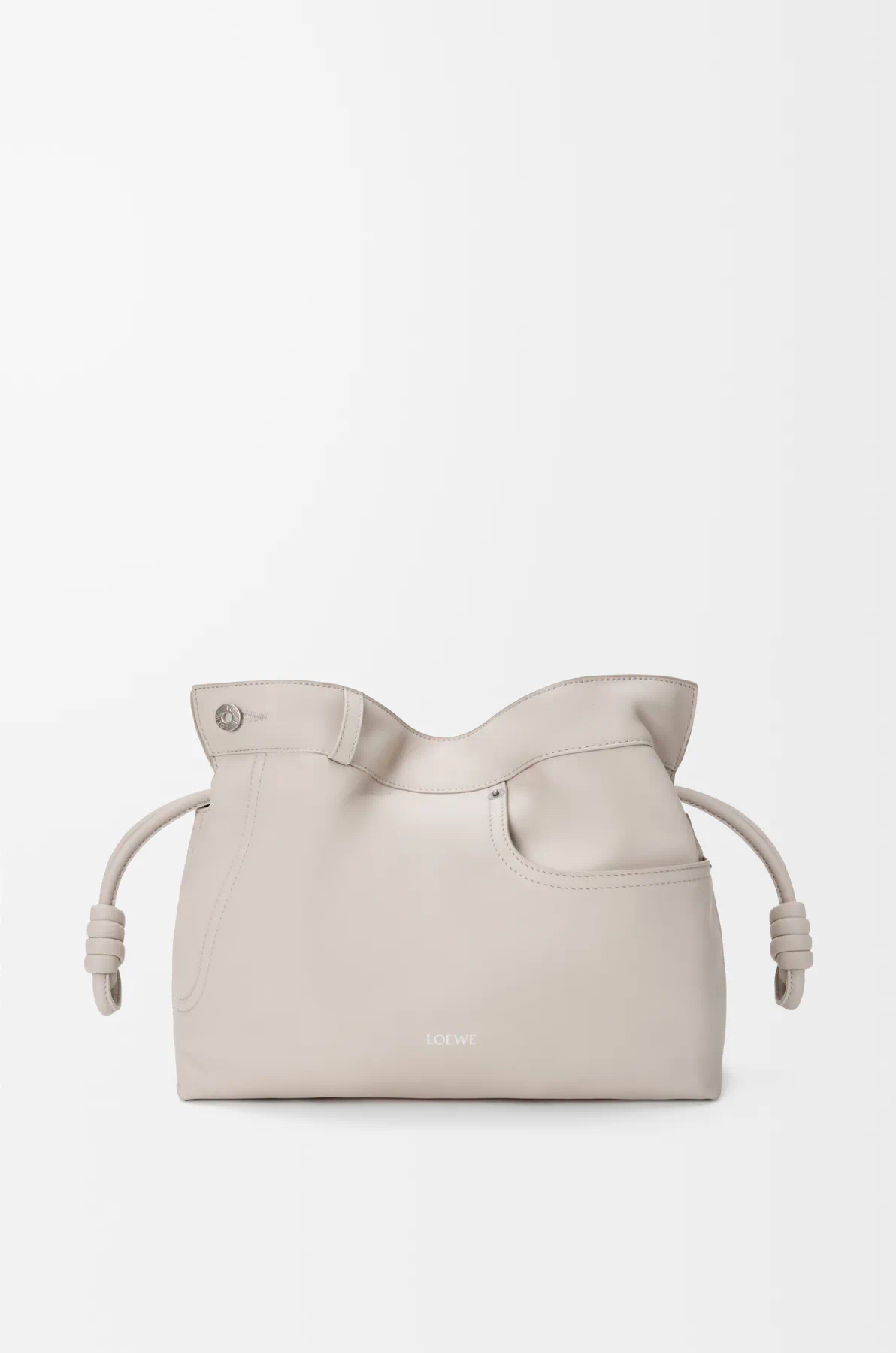 NO:670945,The same style as the star, the new version of the lucky bag is 30CM. The new Flamenco clutch bag in medium glossy cow leather is tightened with a drawstring and tied with the iconic coiled knot. This version is made of Nappa cow leather. It must be said that this brand fully demonstrates the softness and pragmatism of the leather in the Flamenco Knot. It can be said that you can feel whatever you want at Flamenco.  I found a perfect combination of drawstring bag and tote bag in Knot, which gives girls a different feeling. Although it looks simple, it is also very special and casual. The name of this bag is the same as the flamenco dance of the Spanish gypsies, which also represents Loewe's casual, elegant and individual design style. The leather is smooth Spanish calfskin and feels very soft. The anti-suede leather lining is very solid and scratch-resistant. It has been highly exposed in street photos. In addition to being used as a shoulder  The bag can also be used as a handbag with the characteristic drawstring design and soft leather loading. Tightening the rope makes the lines smoother. It is very suitable for work or leisure. Size: 30CM~24.5CM~10.5CM. Style number: light gray, Loewe, loewe, totes, handbag, cowhide19860909明星同款,新版本福袋30CM 中号亮面牛皮革新款Flamenco手拿包福袋采用拉绳收紧,并打上标志性的盘绕结这个版本采用纳帕牛皮革制成不得不说,这个品牌将皮质的柔软和实用主义都在Flamenco Knot上展现得淋漓尽致可以说是想要什么感觉都能在Flamenco Knot中找到了将抽绳包和托特包完美结合,带给女生们不一样的感觉虽然看上去简单不能再简单,但又很特别,随性有范这款包的名字与西班牙吉卜赛人的弗朗明戈舞蹈同名这恰好也代表着罗意威随性优雅又个性洒脱的设计风格皮料是光滑的西班牙小牛皮手感特别软,反绒面皮革里衬很扎实耐刮,街拍中曝光率极的它,除了可作shoulder bag亦可作手提袋特色的拉绳设计,以及柔软皮革加载,拉紧绳索更显流畅线条,无论上班或休闲都非常得宜 尺寸30CM~24.5CM~10.5CM 款号 颜色浅轻灵灰,罗意威,loewe,totes,handbag,cowhide,Bag