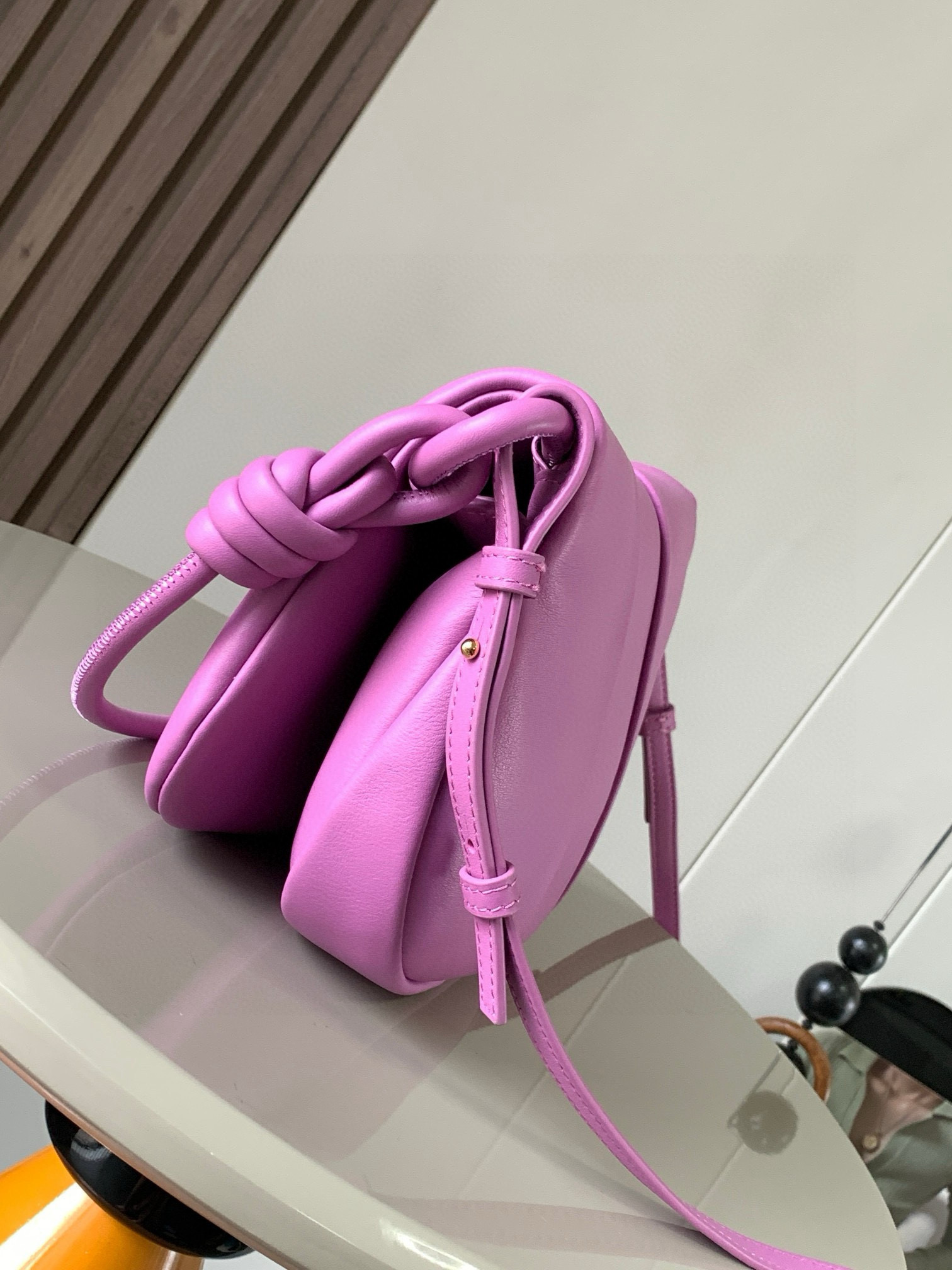 Loewe 限时特价新款闪亮纳帕牛皮革Paseo斜挎包