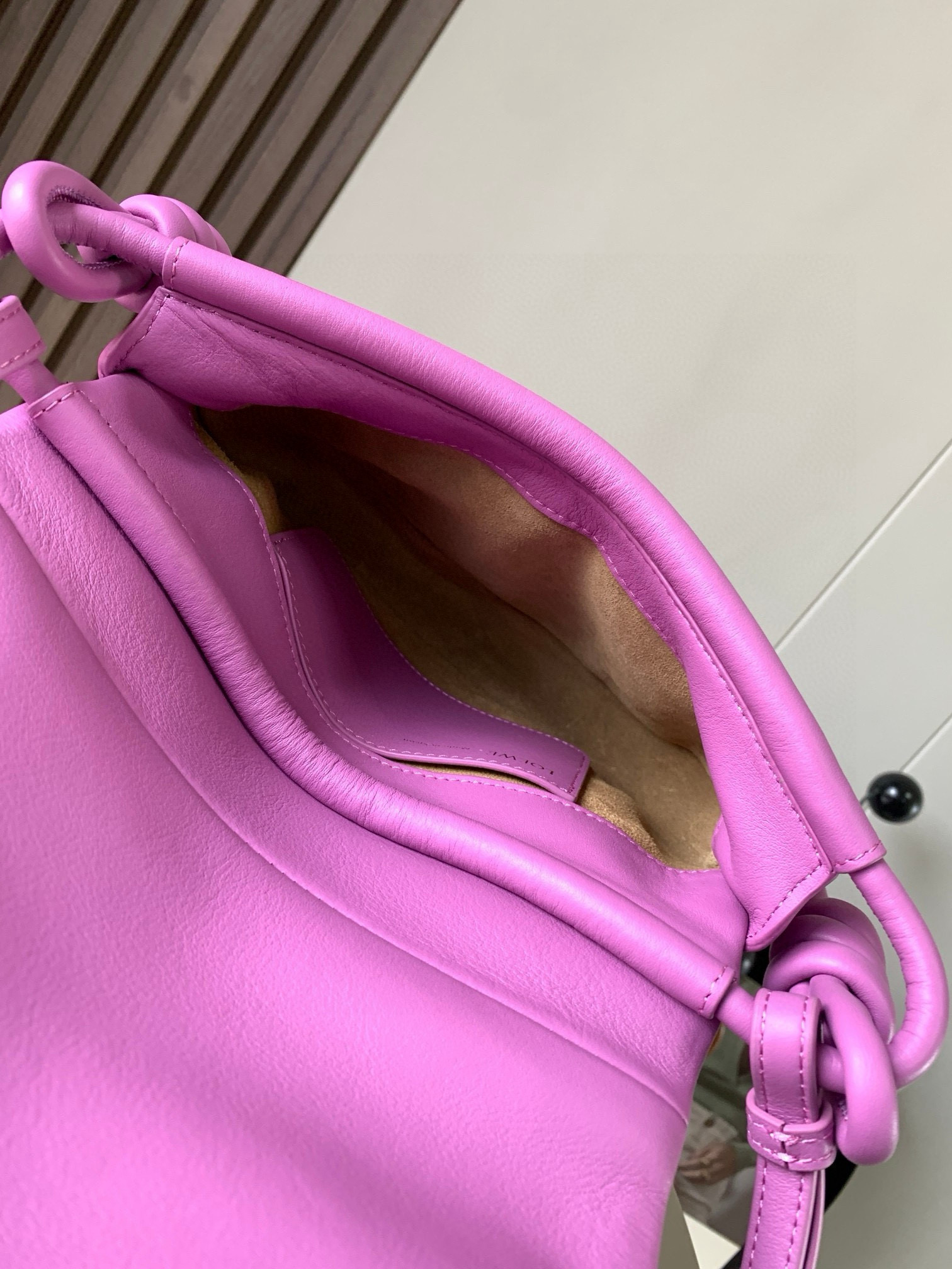 Loewe 限时特价新款闪亮纳帕牛皮革Paseo斜挎包