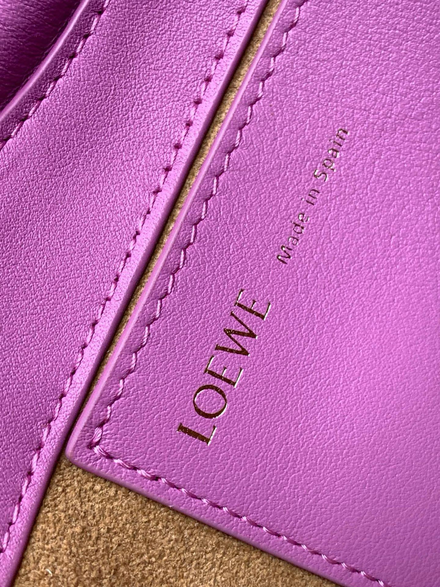 Loewe 限时特价新款闪亮纳帕牛皮革Paseo斜挎包