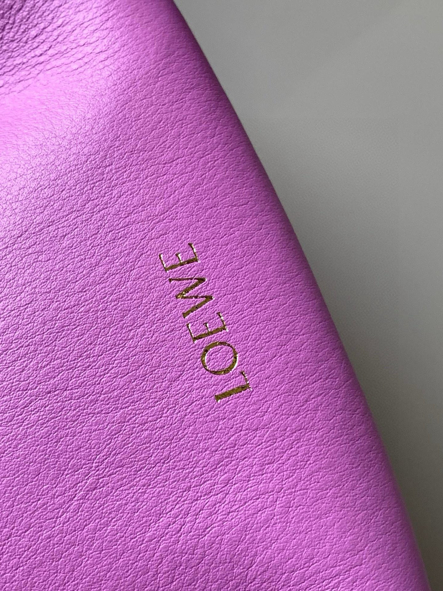 Loewe 限时特价新款闪亮纳帕牛皮革Paseo斜挎包