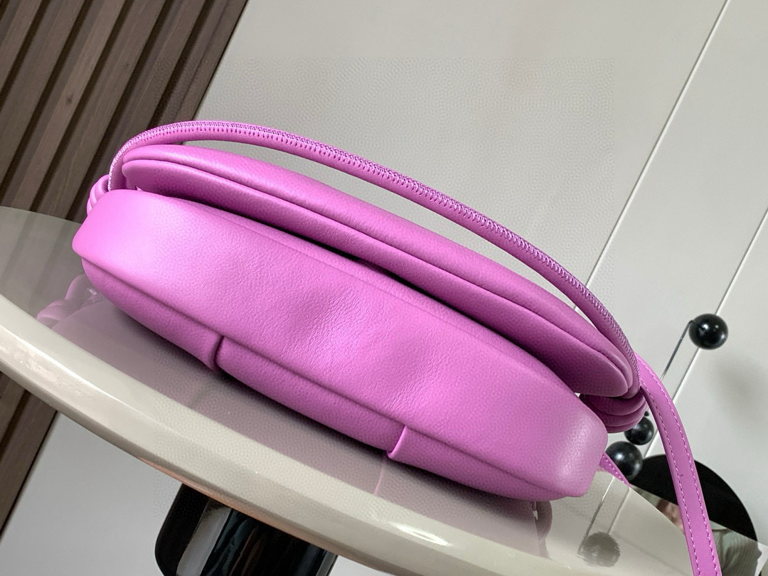 Loewe 限时特价新款闪亮纳帕牛皮革Paseo斜挎包