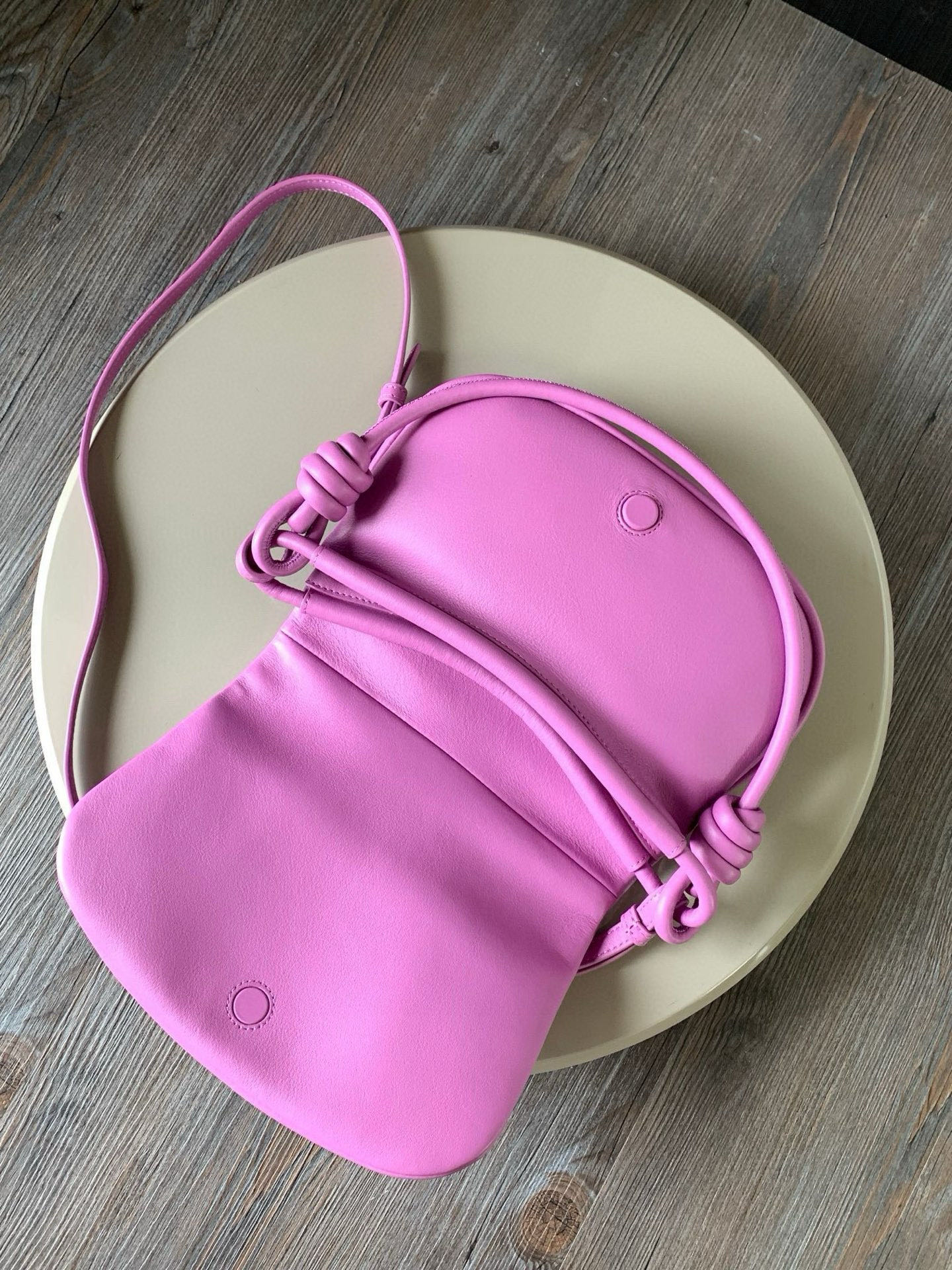 Loewe 限时特价新款闪亮纳帕牛皮革Paseo斜挎包
