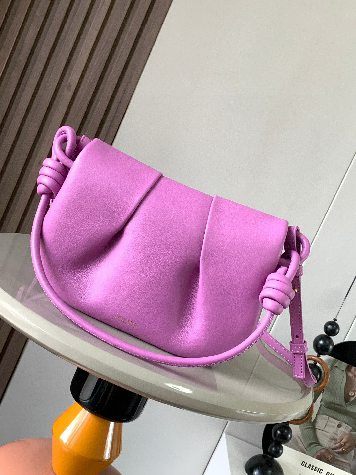 Loewe 限时特价新款闪亮纳帕牛皮革Paseo斜挎包