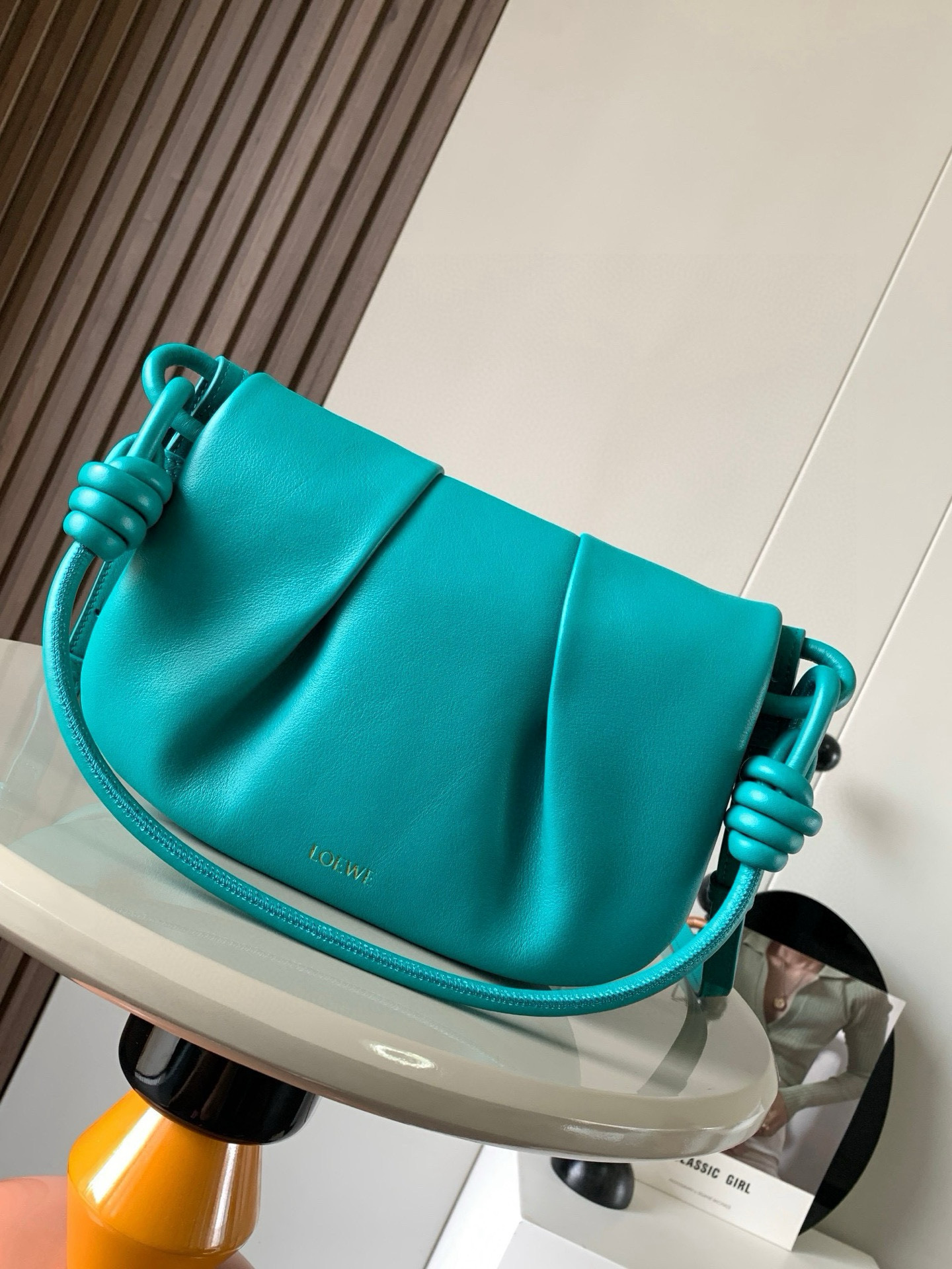 Loewe 限时特价新款闪亮纳帕牛皮革Paseo斜挎包