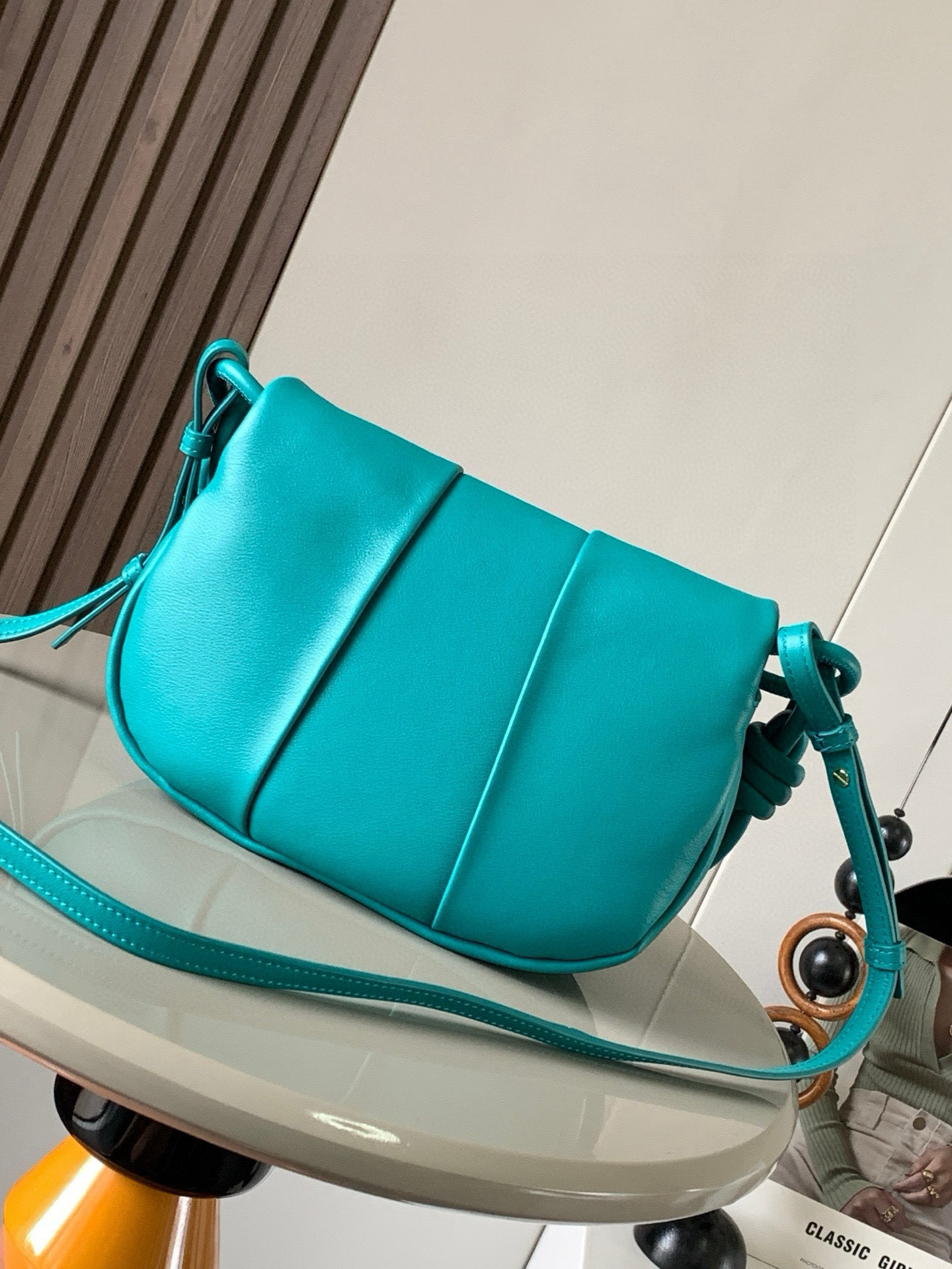 Loewe 限时特价新款闪亮纳帕牛皮革Paseo斜挎包