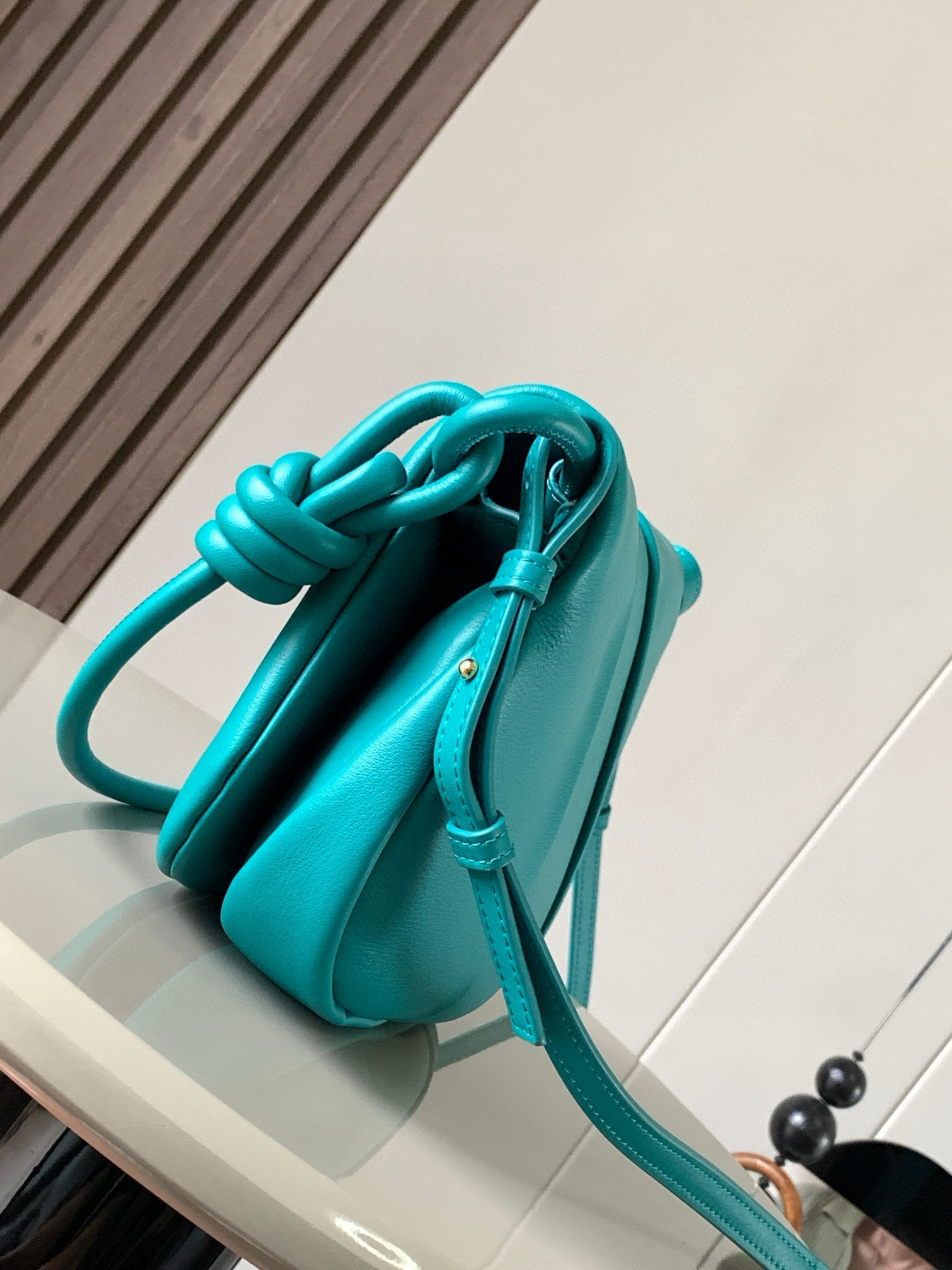 Loewe 限时特价新款闪亮纳帕牛皮革Paseo斜挎包