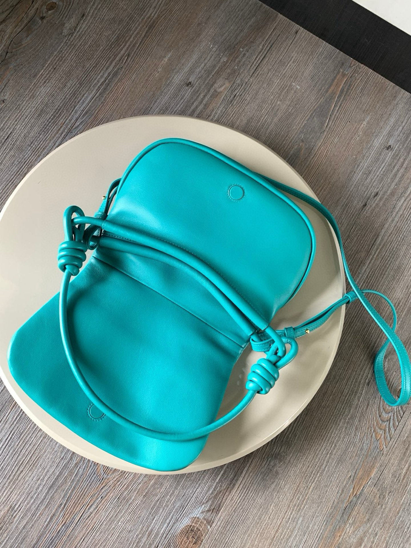 Loewe 限时特价新款闪亮纳帕牛皮革Paseo斜挎包