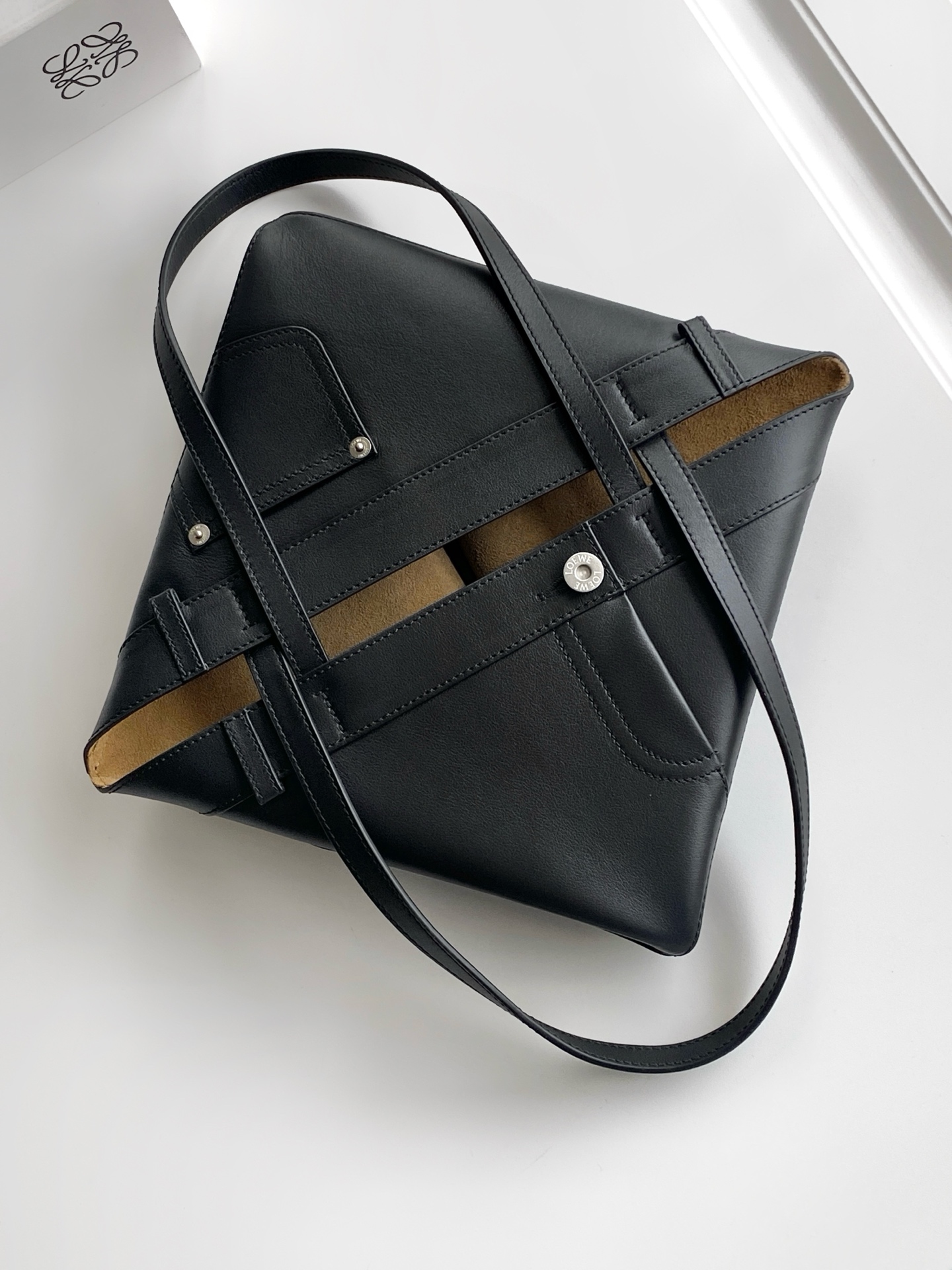 Loewe 新款中号亮面牛皮革 Puzzle