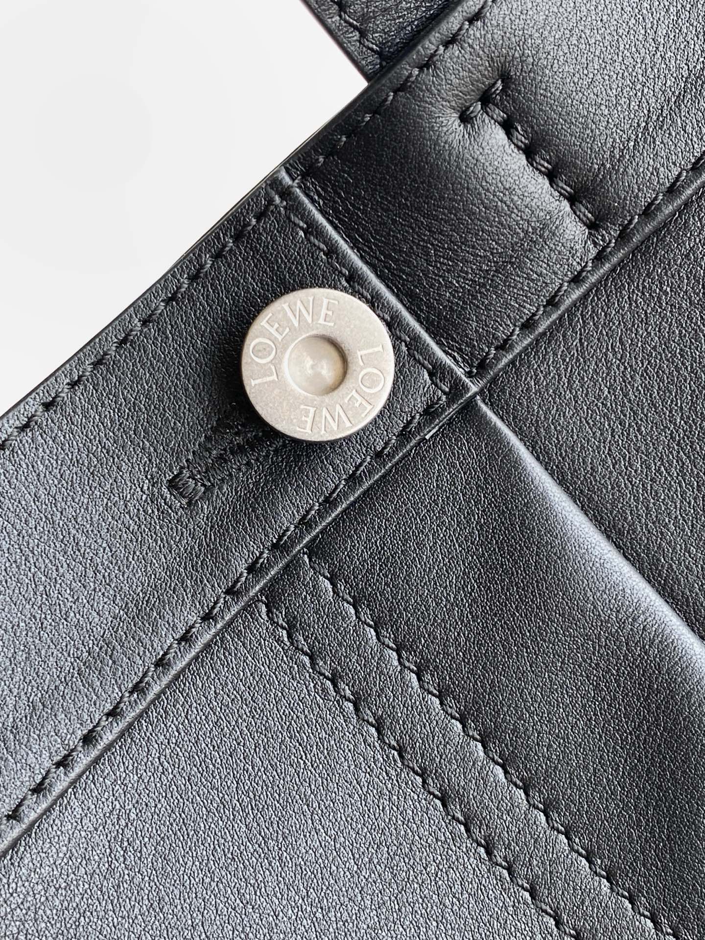 Loewe 新款中号亮面牛皮革 Puzzle