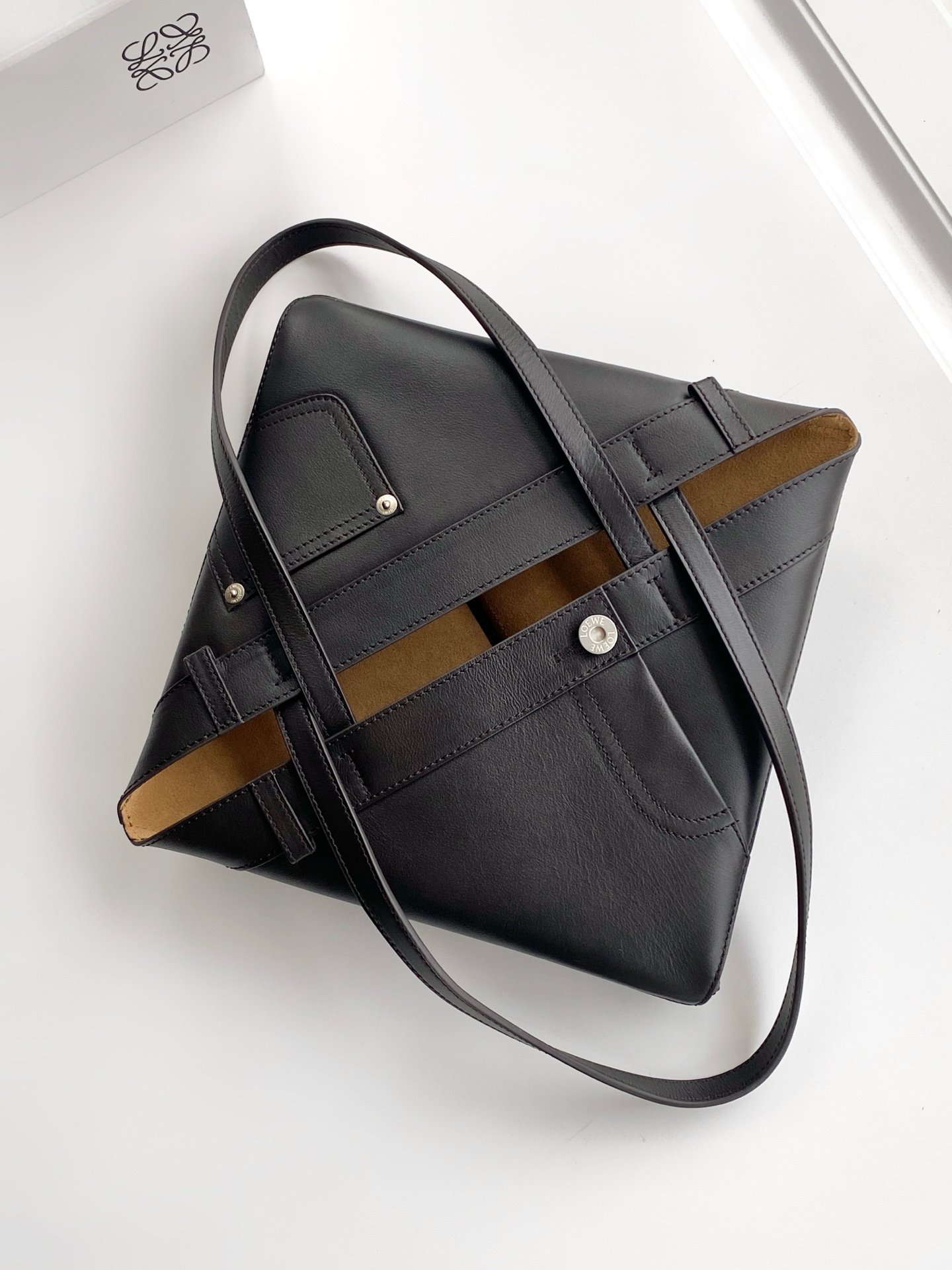 Loewe 新款中号亮面牛皮革 Puzzle