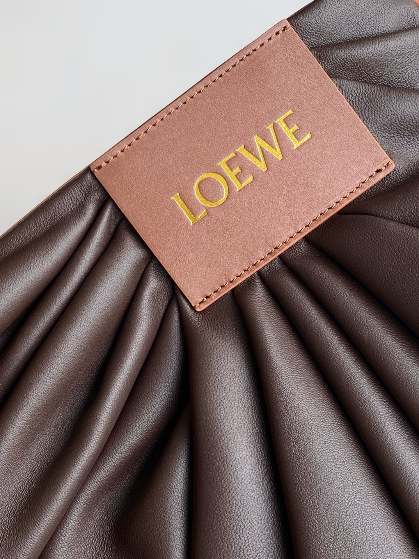 Loewe 新款柔软纳帕羊皮革Draped手袋