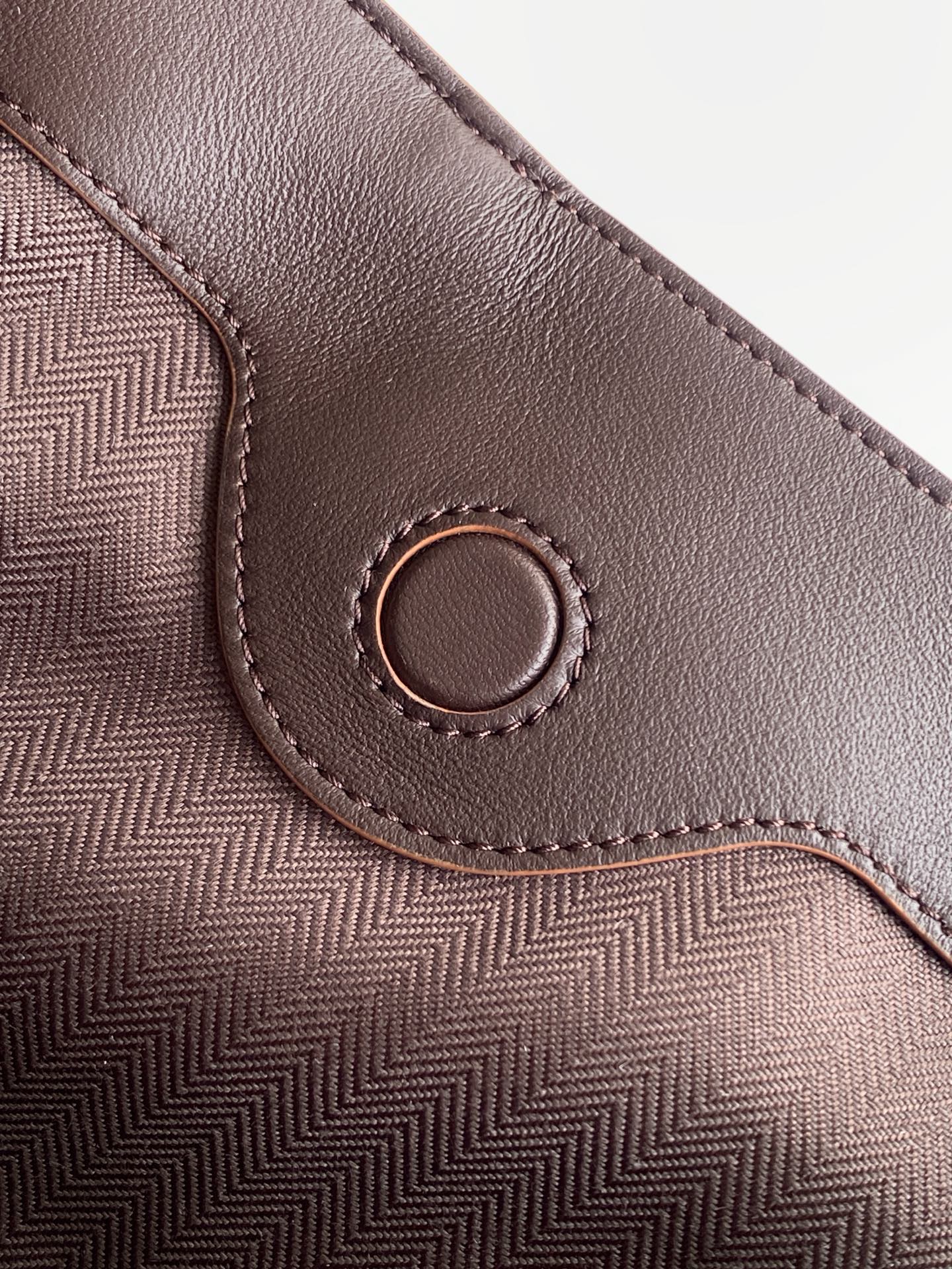 Loewe 新款柔软纳帕羊皮革Draped手袋