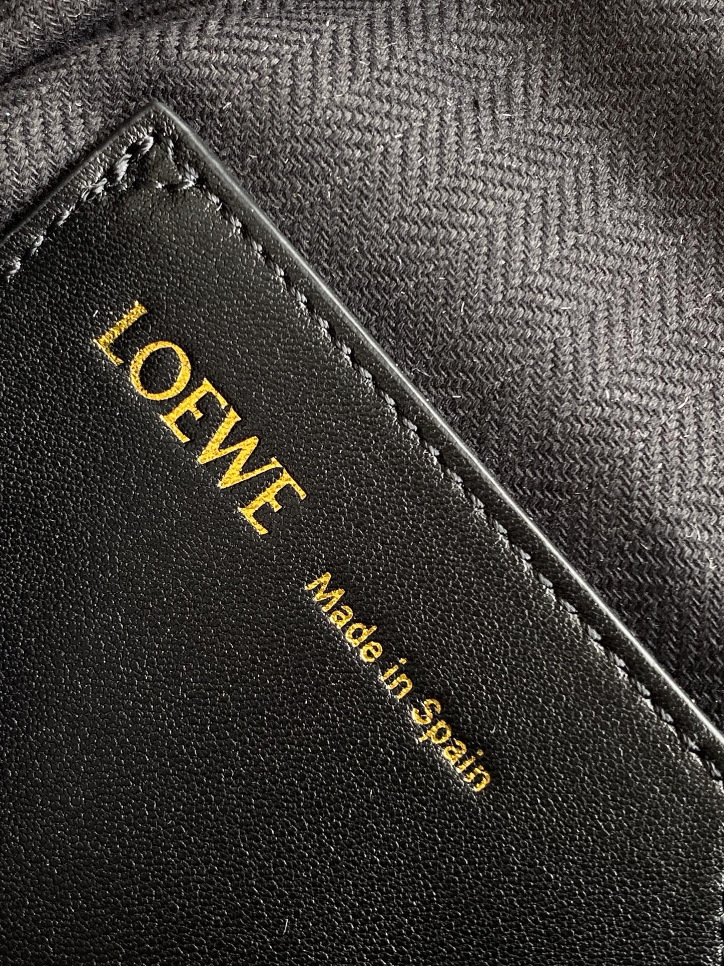 Loewe 新款柔软纳帕羊皮革Draped手袋