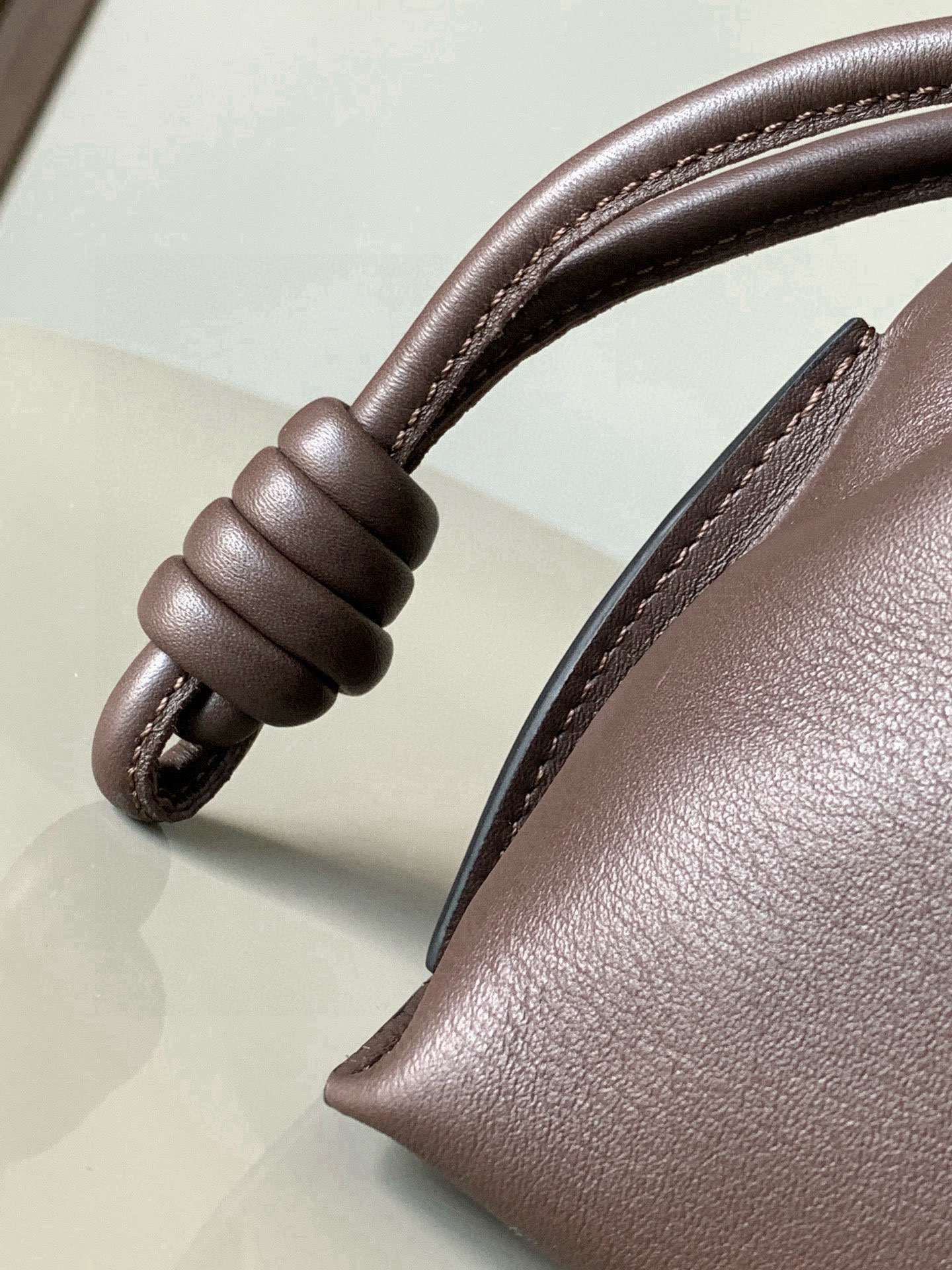 Loewe 新版本福袋迷你23CM 新款纳帕牛皮革Flamenco手拿包福袋 采用拉绳收紧