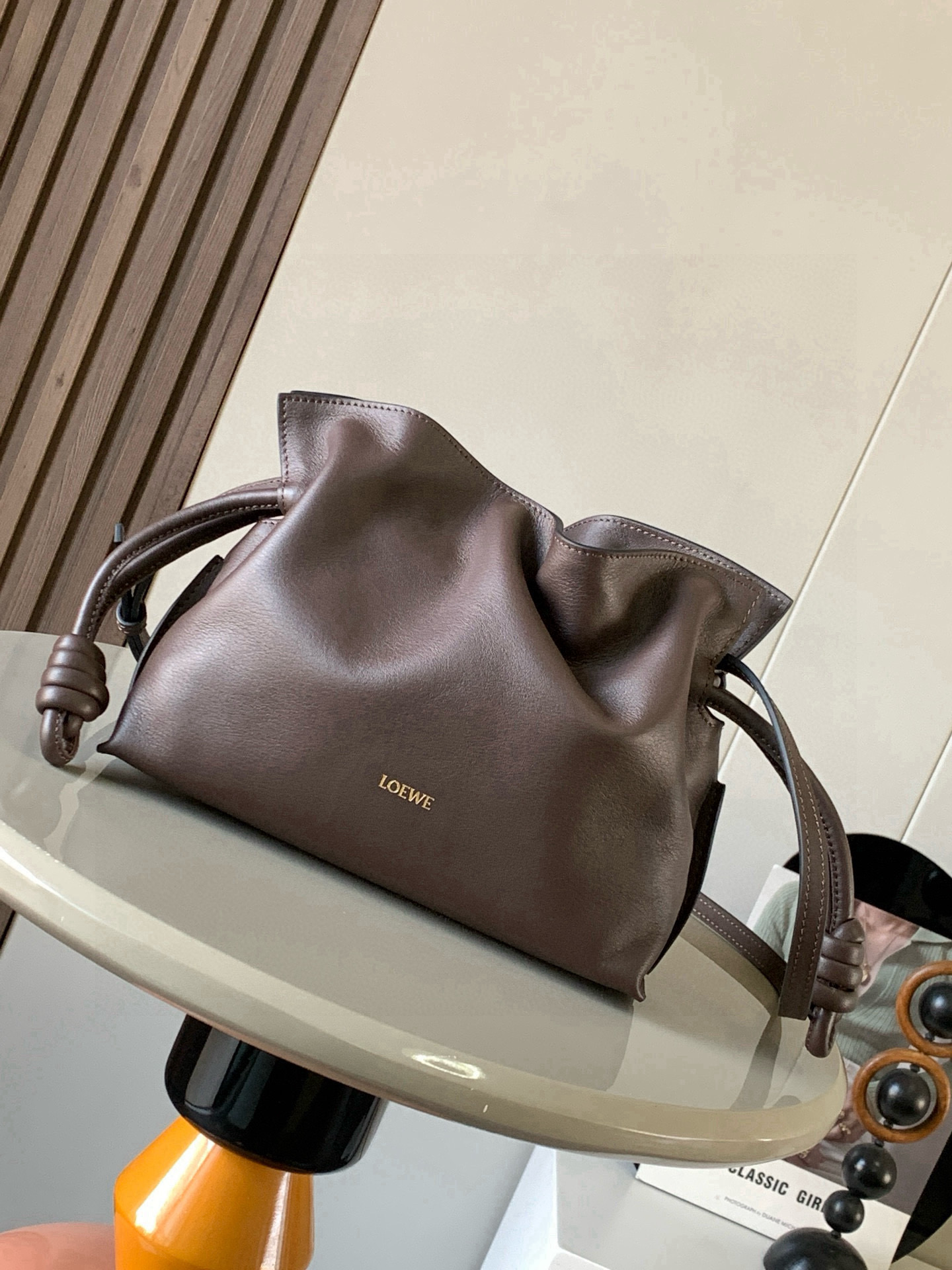 NO:688348,The new version of the lucky bag is mini 23CM. The new nappa cow leather Flamenco clutch bag is tightened with a drawstring and tied with the iconic coiled knot. This version is made of nappa cow leather. It must be said that this brand fully demonstrates the softness and pragmatism of the leather in the Flamenco Knot. It can be said that you can feel whatever you want at Flamenco.  I found the perfect combination of drawstring bag and tote bag in Knot, which gives girls a different feeling. Although it looks simple, it is also very special and casual. The name of this bag is the same as the flamenco dance of the Spanish gypsies, which also represents Loewe's casual, elegant and personalized design style. The leather is smooth Spanish calfskin, which feels particularly soft. The anti-suede leather lining is very solid and scratch-resistant. It has been highly exposed in street photos. In addition to being used as a shoulder  The bag can also be used as a handbag with the characteristic drawstring design and soft leather loading. Tightening the rope makes the lines smoother. It is very suitable for work or leisure. Size 23CM~18CM~9CM. Style No. 9044. New color. Brown, Loewe, loewe, totes, handbag, cowhide.19860909新版本福袋迷你23CM新款纳帕牛皮革Flamenco手拿包福袋采用拉绳收紧,并打上标志性的盘绕结这个版本采用纳帕牛皮革制成不得不说,这个品牌将皮质的柔软和实用主义都在Flamenco Knot上展现得淋漓尽致可以说是想要什么感觉都能在Flamenco Knot中找到了将抽绳包和托特包完美结合,带给女生们不一样的感觉虽然看上去简单不能再简单,但又很特别,随性有范这款包的名字与西班牙吉卜赛人的弗朗明戈舞蹈同名这恰好也代表着罗意威随性优雅又个性洒脱的设计风格皮料是光滑的西班牙小牛皮,手感特别软,反绒面皮革里衬很扎实耐刮,街拍中曝光率极高的它,除了可作shoulder bag亦可作手提袋特色的拉绳设计,以及柔软皮革加载,拉紧绳索更显流畅线条,无论上班或休闲都非常得宜 尺寸23CM~18CM~9CM 款号9044 新款 颜色咖啡色,罗意威,loewe,totes,handbag,cowhide,Bag