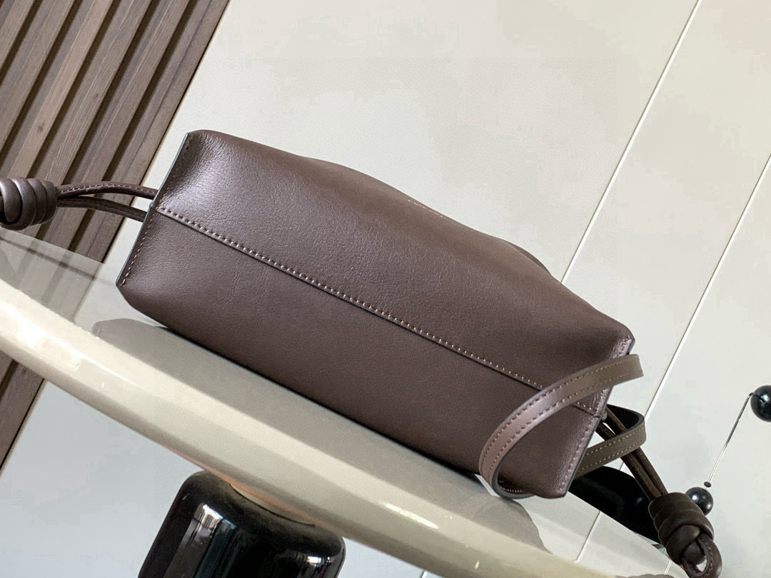 Loewe 新版本福袋迷你23CM 新款纳帕牛皮革Flamenco手拿包福袋 采用拉绳收紧