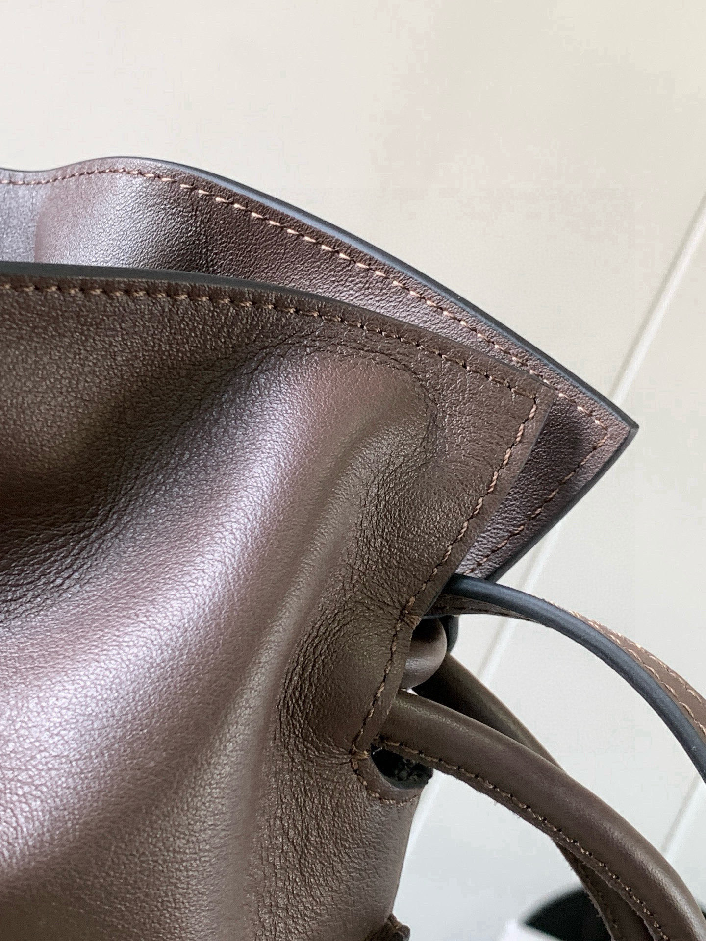 Loewe 新版本福袋迷你23CM 新款纳帕牛皮革Flamenco手拿包福袋 采用拉绳收紧