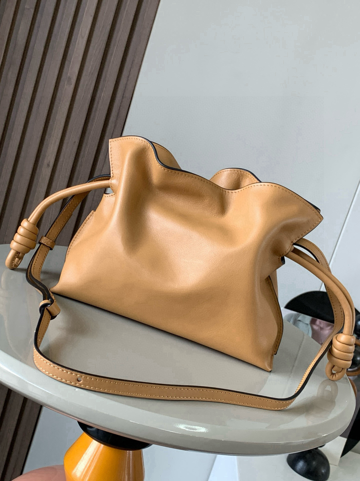 Loewe 新版本福袋迷你23CM 新款纳帕牛皮革Flamenco手拿包福袋 采用拉绳收紧
