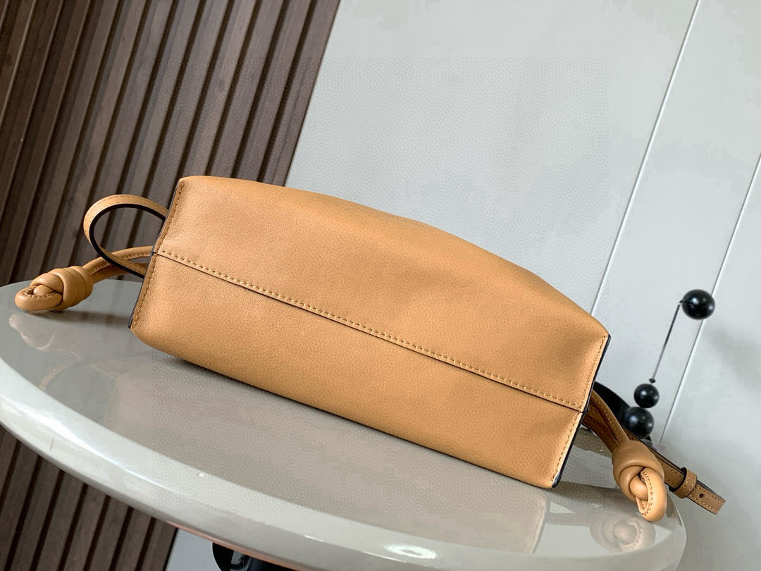 Loewe 新版本福袋迷你23CM 新款纳帕牛皮革Flamenco手拿包福袋 采用拉绳收紧