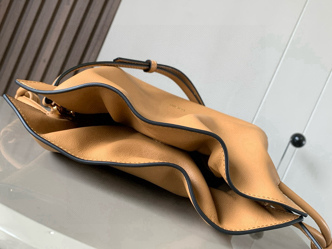 Loewe 新版本福袋迷你23CM 新款纳帕牛皮革Flamenco手拿包福袋 采用拉绳收紧