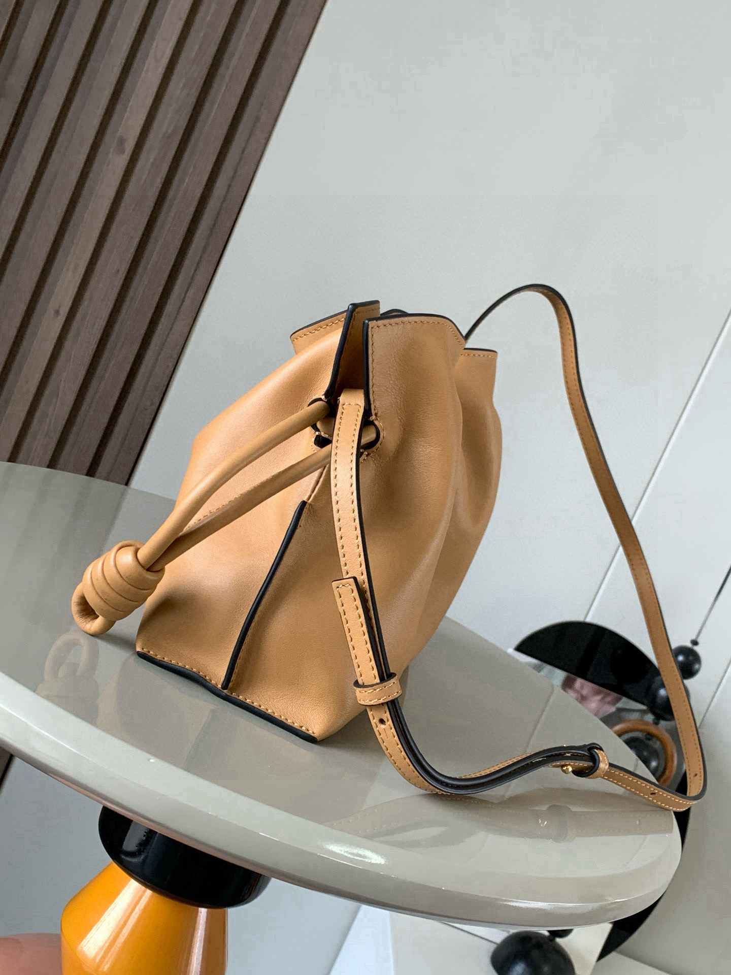 Loewe 新版本福袋迷你23CM 新款纳帕牛皮革Flamenco手拿包福袋 采用拉绳收紧