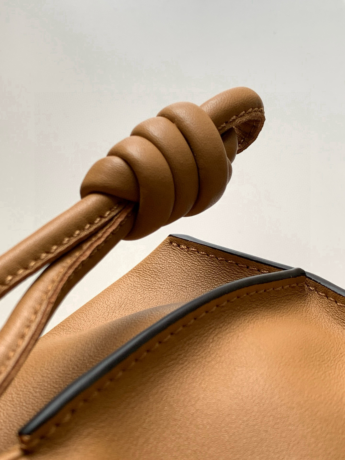 Loewe 新版本福袋迷你23CM 新款纳帕牛皮革Flamenco手拿包福袋 采用拉绳收紧