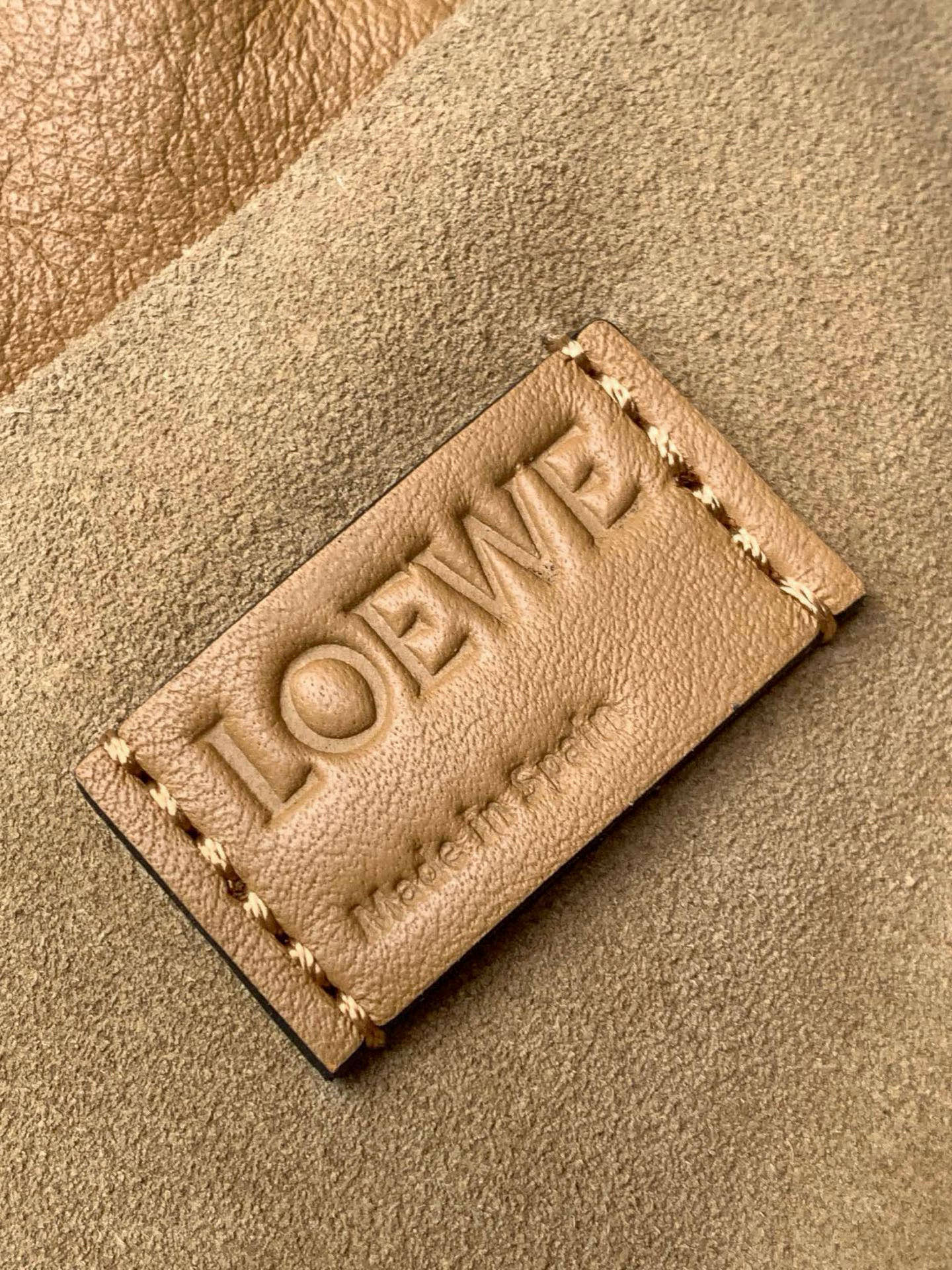Loewe 新版本福袋迷你23CM 新款纳帕牛皮革Flamenco手拿包福袋 采用拉绳收紧