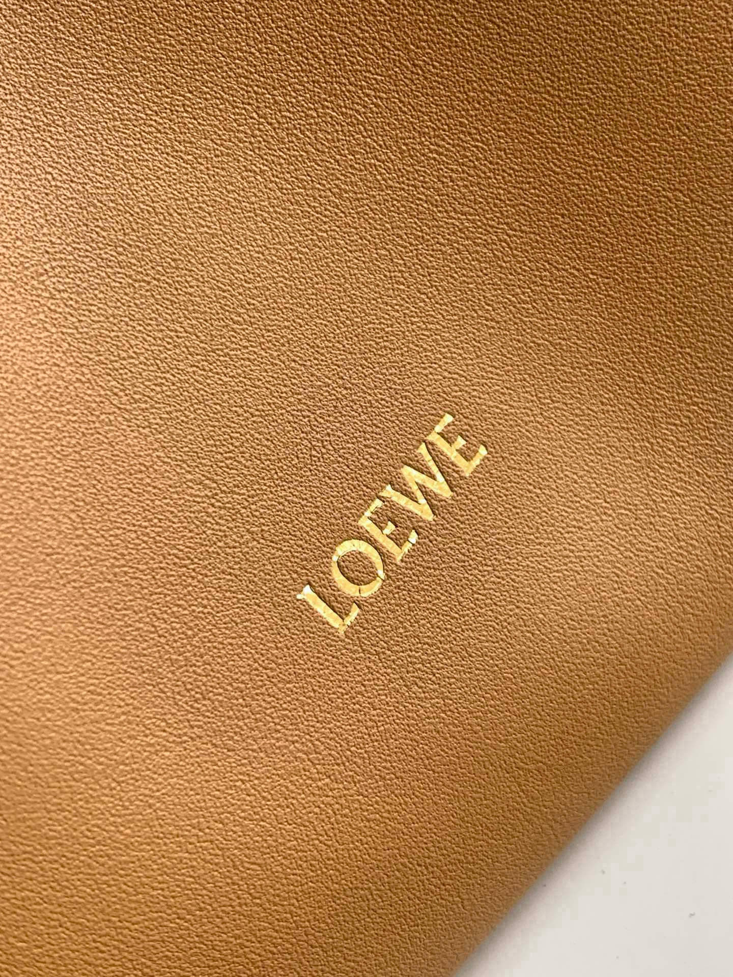 Loewe 新版本福袋迷你23CM 新款纳帕牛皮革Flamenco手拿包福袋 采用拉绳收紧