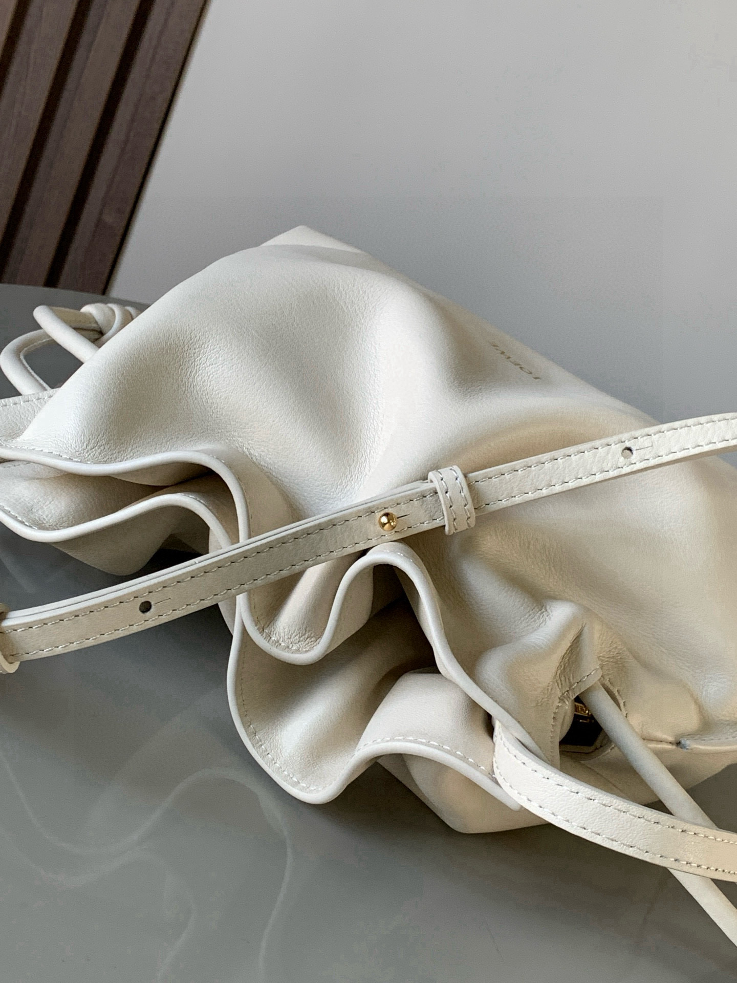 Loewe 新版本福袋迷你23CM 新款纳帕牛皮革Flamenco手拿包福袋 采用拉绳收紧