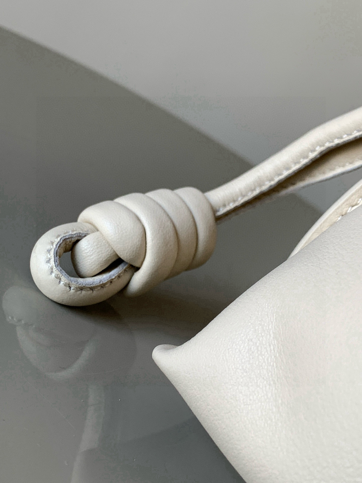 Loewe 新版本福袋迷你23CM 新款纳帕牛皮革Flamenco手拿包福袋 采用拉绳收紧