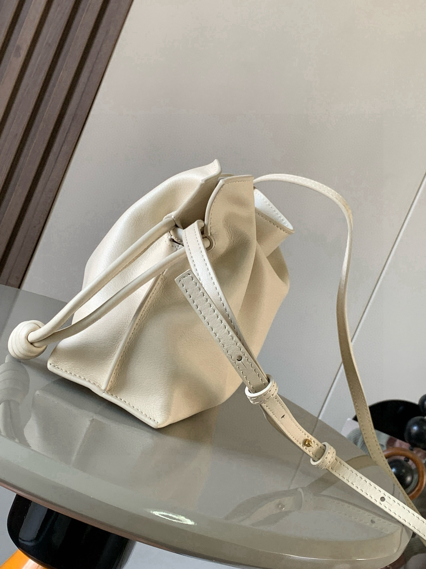 Loewe 新版本福袋迷你23CM 新款纳帕牛皮革Flamenco手拿包福袋 采用拉绳收紧