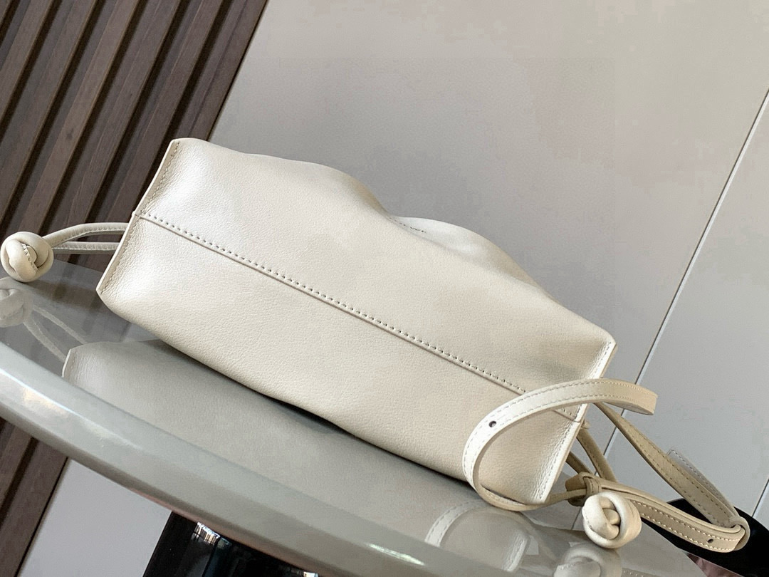 Loewe 新版本福袋迷你23CM 新款纳帕牛皮革Flamenco手拿包福袋 采用拉绳收紧