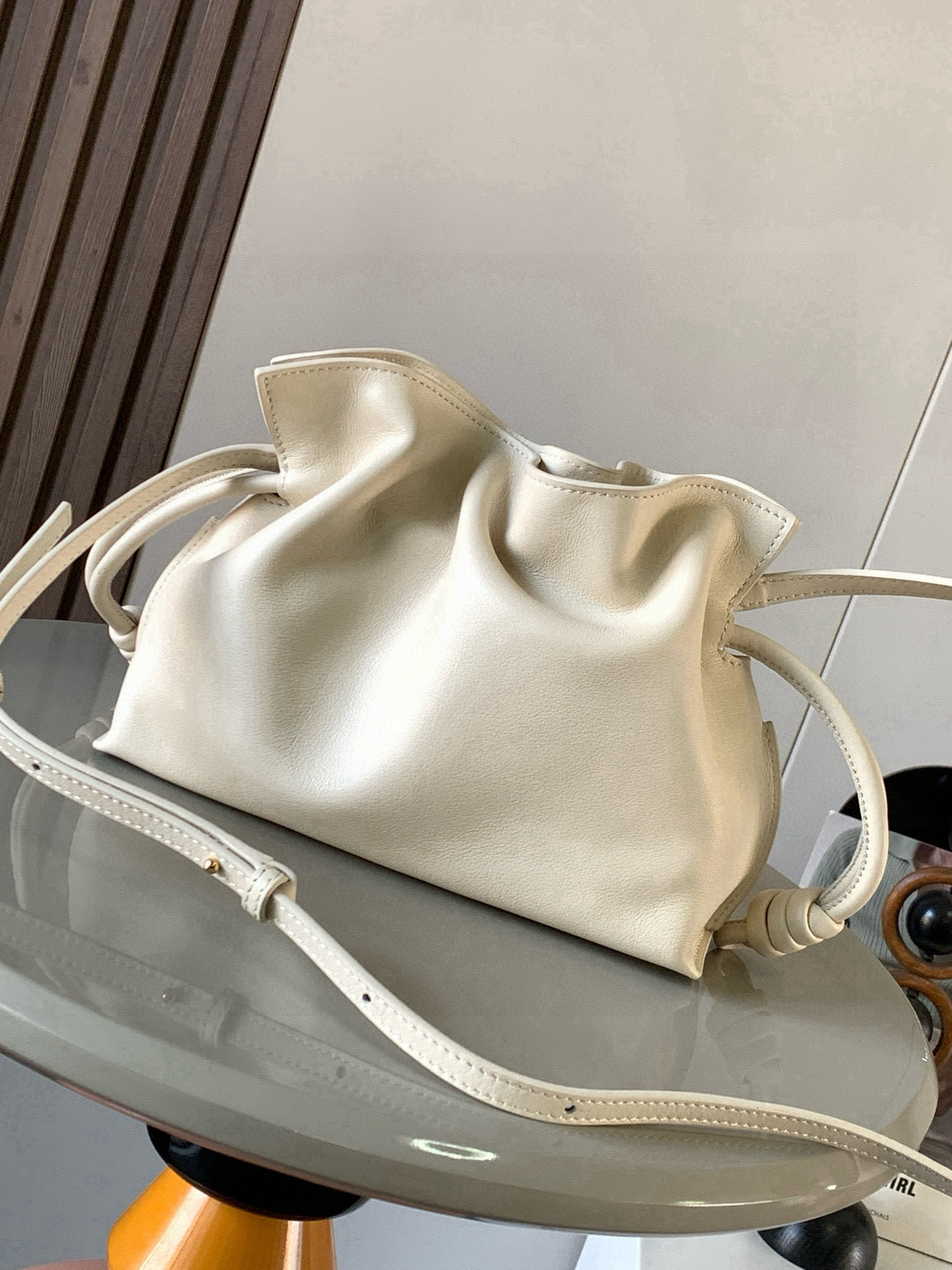 Loewe 新版本福袋迷你23CM 新款纳帕牛皮革Flamenco手拿包福袋 采用拉绳收紧