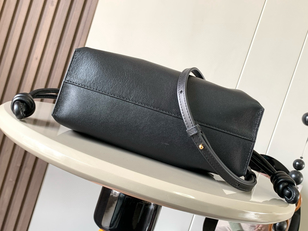 Loewe 新版本福袋迷你23CM 新款纳帕牛皮革Flamenco手拿包福袋 采用拉绳收紧