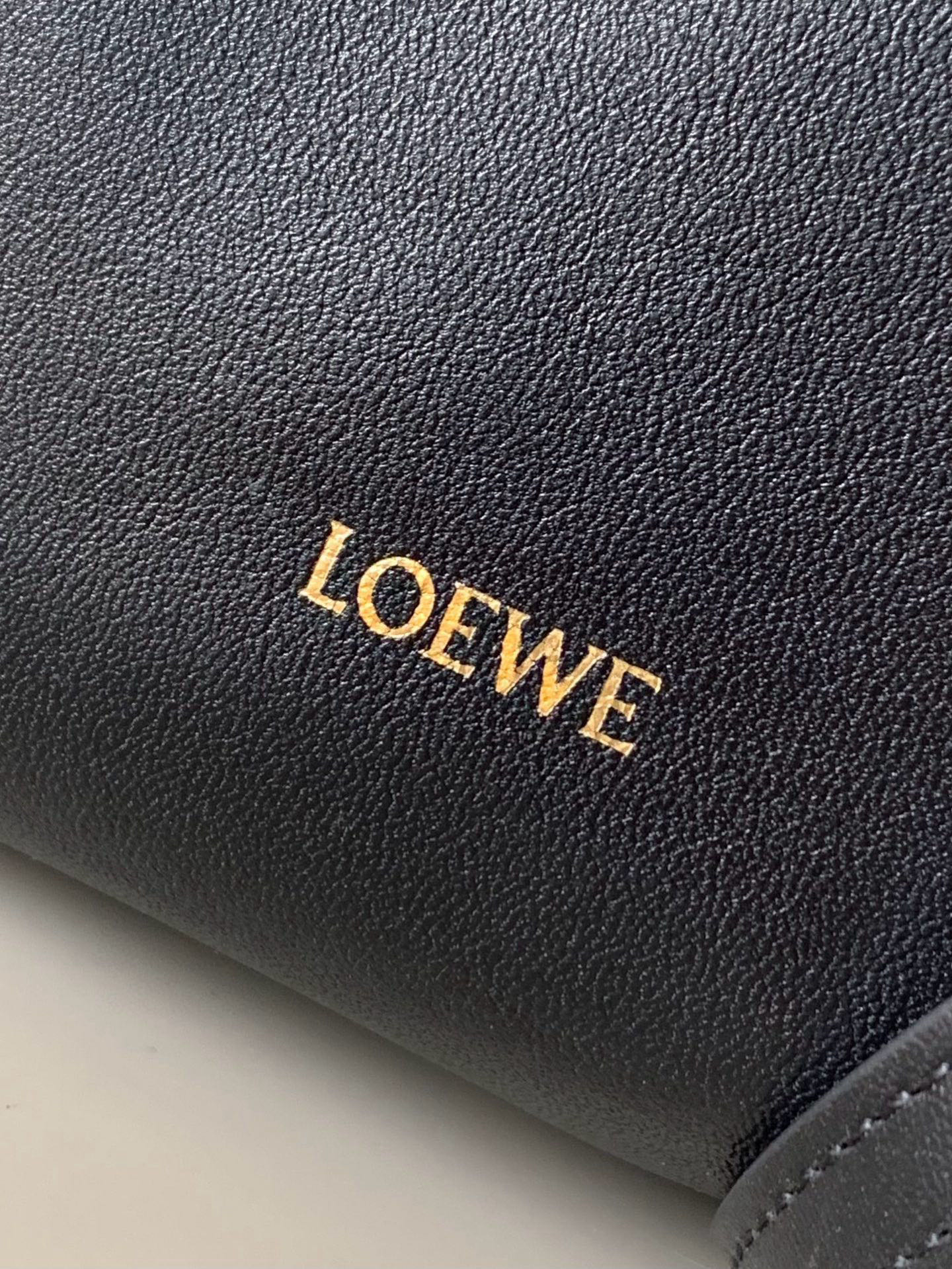 Loewe 新版本福袋迷你23CM 新款纳帕牛皮革Flamenco手拿包福袋 采用拉绳收紧