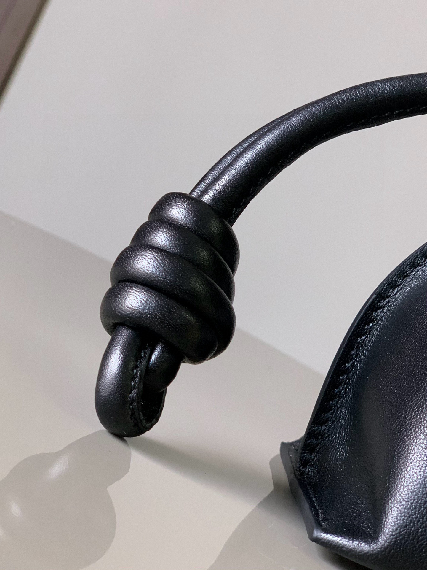 Loewe 新版本福袋迷你23CM 新款纳帕牛皮革Flamenco手拿包福袋 采用拉绳收紧